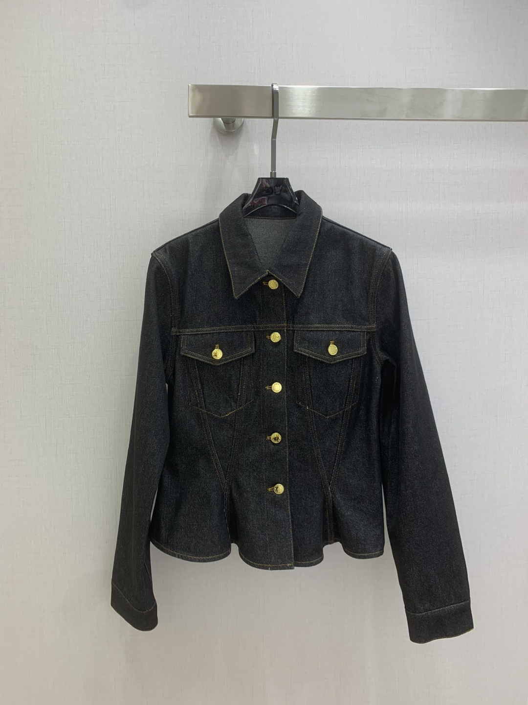 NO:708967,Highly recommended LV*2026 early spring new style lapel waisted lace denim jacket, produced in the high-end series ~ super fashionable new denim denim. The upper body is cool and sassy with a unique color tone. The texture is fine, the cotton feels natural, it is muscular yet soft, super beautiful!  The details and workmanship are super good, new products are in stock, one color SML code, high quality ABC, Louis Vuitton, jackets & coats,19860909强烈推荐 LV*2026早春新款 翻领收腰花边牛仔外套 高版系列出品~超时髦新款丹宁牛仔 个性色调上身又酷又飒爽 纹理细腻,棉感自然,既有筋骨感又不失柔软,超级漂亮！细节做工超级好,新品现货开抢 一个色 SML码 高品质ABC,,louis vuitton,jackets & coats,,Women's clothing