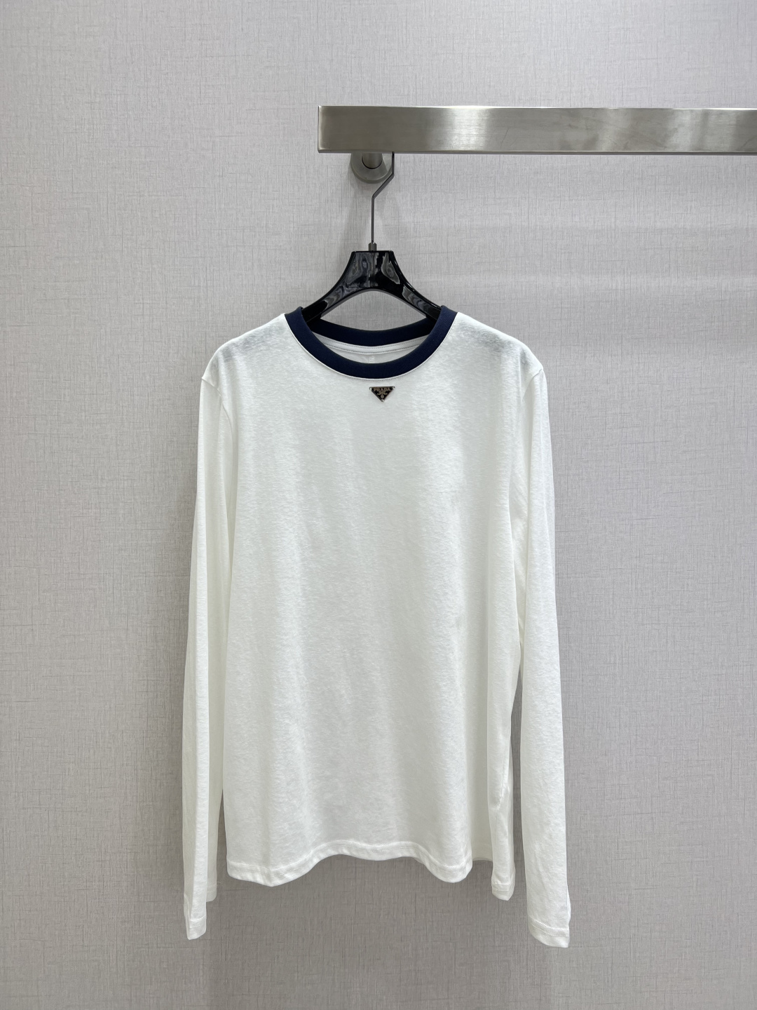 NO:708917,Highly recommended 26 early spring new style, contrasting triangle brand round neck long-sleeved top, highly customized imported cotton fabric, simple and elegant, very fashionable upper body, one color SML code, high quality ABC,,19860909强烈推荐 26早春新款 撞色三角牌圆领长袖上衣 高定制进口棉面料 简约大方 上身非常时尚 一个色 SML码 高品质ABC,,,Women's clothing