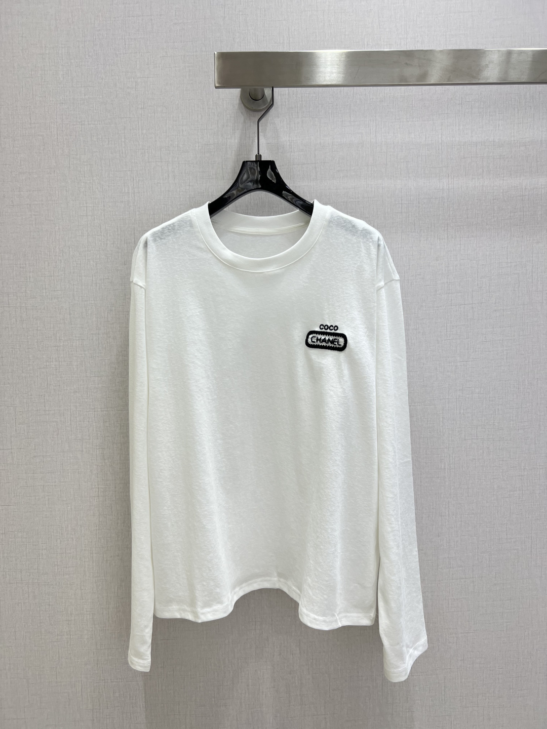 NO:708913,Highly recommended 26 early spring new style round neck long-sleeved top with letter embroidery. Highly customized imported cotton fabric. Exquisite, simple and elegant. The Korean version of the upper body is very fashionable. One color SML code. High quality ABC,,19860909强烈推荐 26早春新款 字母绣品圆领长袖上衣 高定制进口棉面料 精致简约大方 韩版上身非常时尚 一个色 SML码 高品质ABC,,,Women's clothing