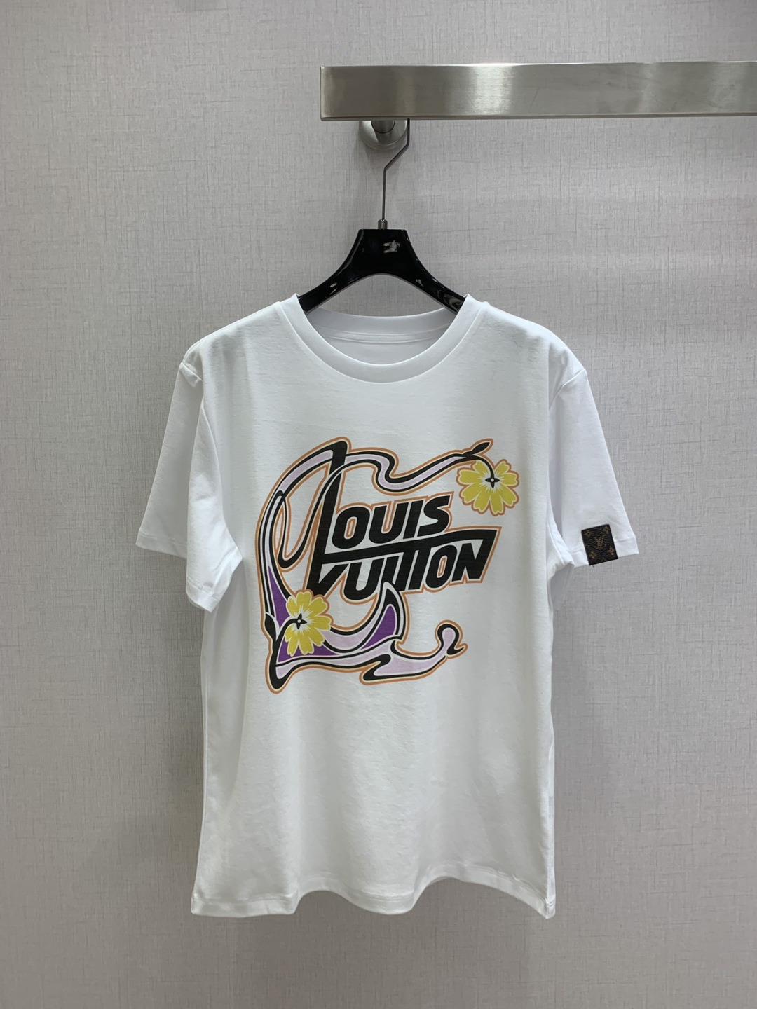 NO:708969,Highly recommended LV*2026 early spring new printed short-sleeved T-shirt. The front is the brand logo + floral printing, full of artistic sense!  Pure cotton material, soft and breathable, super comfortable to wear in spring and summer ~ loose fit, easy to wear in daily casual and street style, looks great with jeans or skirts, small LV label on the left cuff, exquisite details, high brand recognition, fashionable and practical, easily improves the quality of your outfit!  One color SML code high quality ABC,,louis vuitton,skirts,jeans,T-shirt,tees,t-shirt,19860909强烈推荐 LV*2026早春新款 印花短袖T恤 正面是品牌标志+花卉印花 艺术感满满！纯棉材质 柔软透气 春夏穿超舒服~宽松版型 日常休闲、街头风都能轻松驾驭 搭配牛仔裤或短裙都很出彩 左袖口有LV小标签 细节精致 品牌辨识度超高 时尚又实用 轻松提升穿搭质感！一个色 SML码 高品质ABC,,louis vuitton,skirts,jeans,T-shirt,tees，t-shirt,,Women's clothing