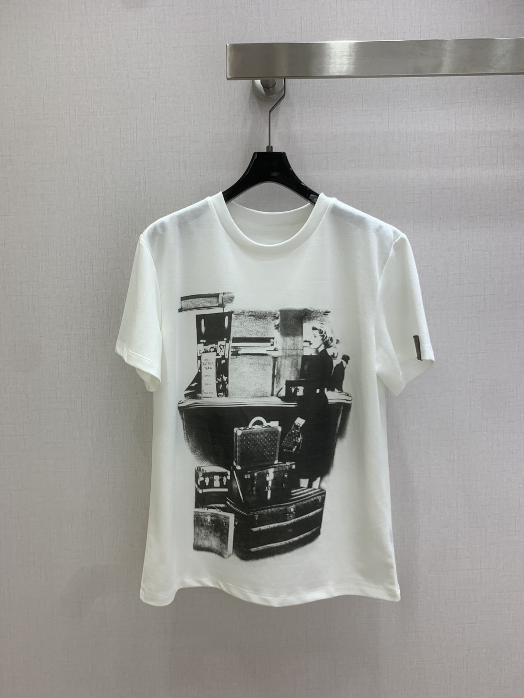 NO:708971,Highly recommended LV*2026 early spring new printed short-sleeved T-shirt. The black and white printing on the front is super artistic. The suitcase + character scene fills the travel atmosphere! High-quality cotton material, comfortable and breathable to wear, suitable for daily outings or vacations. The loose fit can be easily worn by both men and women. The small LV label on the cuffs is very legible. It is very fashionable to match casual pants or jeans, and you can easily get a high-end feel! One color SML code high quality ABC,,louis vuitton,jeans,T-shirt,tees,t-shirt,19860909强烈推荐 LV*2026早春新款 印花短袖T恤 正面黑白印花超有艺术感 行李箱＋人物场景 旅行氛围拉满！高品质棉料 穿着舒适透气 日常出街或度假都很OK 宽松版型 男女都能轻松驾驭 袖口LV小标超有辦识度 随便搭配休闲裤、牛仔裤都很时髦 轻松get高级感！一个色 SML码 高品质ABC,,louis vuitton,jeans,T-shirt,tees，t-shirt,,Women's clothing