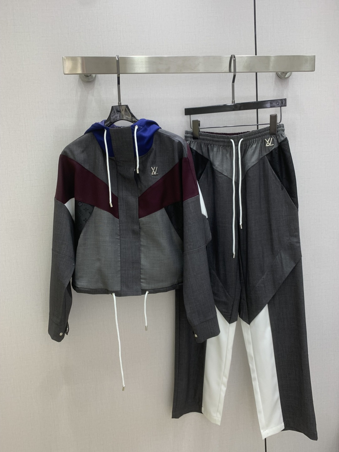 NO:708980,Highly recommended LV*2026 early spring new style contrasting color splicing hooded jacket, short design + gray main color, paired with burgundy, black, and white geometric splicing, super layered!  High-quality cotton blend fabric, comfortable and fashionable, drawstring hood + zipper closure, practical and convenient, LV logo on the chest is very recognizable, hooded classic presbyopia pattern lining, matched with trousers and cake skirts of the same series, can be easily worn for daily wear or fashionable occasions, easy to create a personalized look, one color SMLXL code, high quality ABC, Louis Vuitton, skirts, jackets & coats, hats,19860909强烈推荐 LV*2026早春新款 撞色拼接连帽外套 短款设计+灰色主色 搭配酒红、黑色、白色几何拼接 层次感超强！高品质棉混纺面料 舒适又时髦 抽绳连帽+拉链开合 实用又方便 胸前LV标志超有辨识度 连帽经典老花图案内衬 搭配同系列长裤.蛋糕短裙 日常穿或时尚场合都能轻松驾驭 轻松打造个性造型 一个色 SMLXL码 高品质ABC,,louis vuitton,skirts,jackets & coats,hats,,Women's clothing