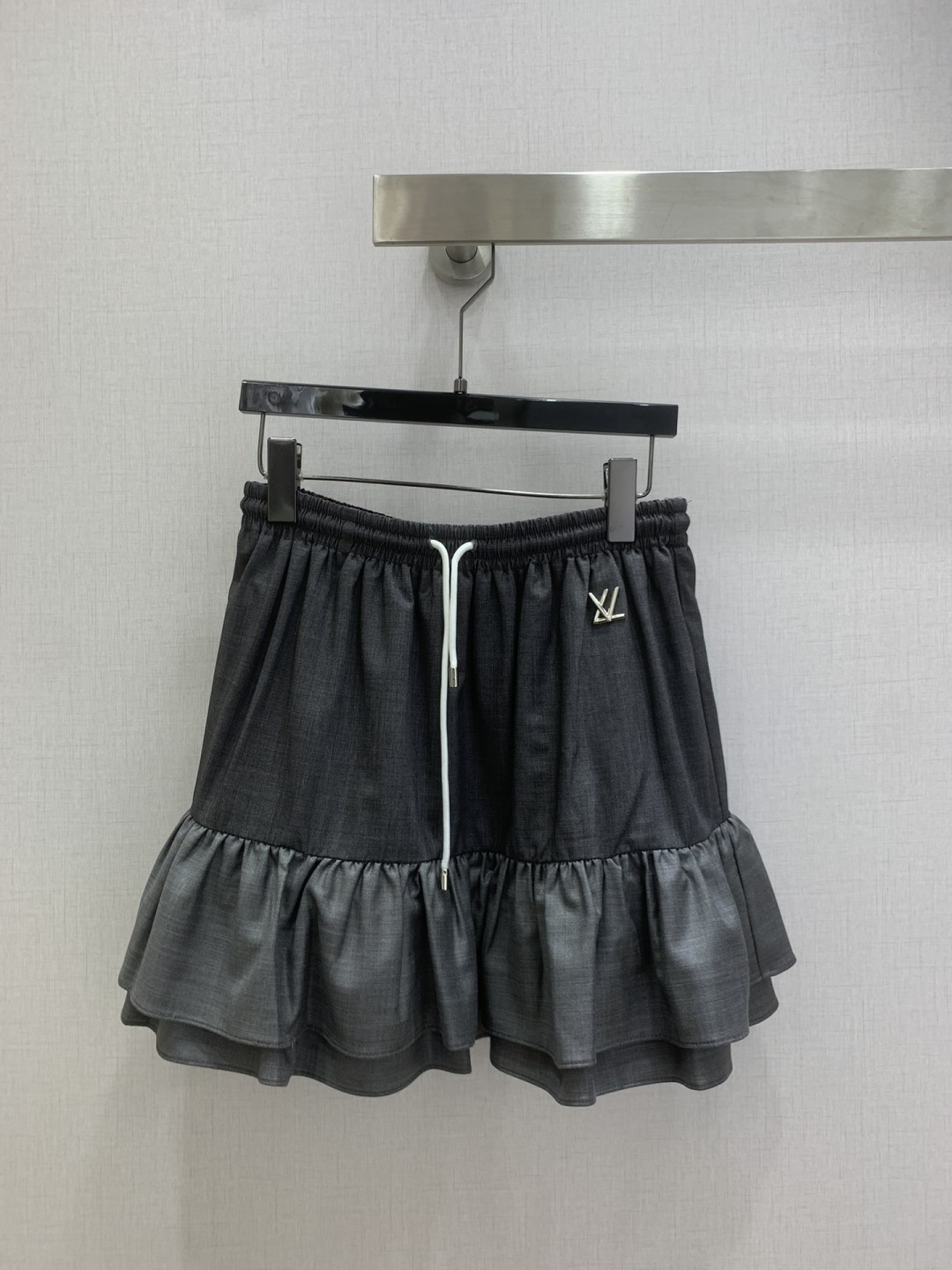 NO:708964,Highly recommended LV*2026 early spring new drawstring metal cake skirt with elastic waist + drawstring design, comfortable and practical!  Two layers of ruffles + safety pants lining, full of layers, light and breathable, perfect for daily life or vacation ~ small LV logo embellishment on the skirt, low-key luxury, versatile gray, looks great with sweaters, shirts, knitted sweaters, easy to switch between multiple styles, one color SMLXL code, high quality ABC, Louis Vuitton, skirts, sweaters, shirts,19860909强烈推荐 LV*2026早春新款 抽绳金属蛋糕半裙 松紧腰+抽绳设计 舒适又实用！两层荷叶边+安全裤内衬 层次感满满 轻盈透气 日常或度假都超适合～裙身LV小标志点缀 低调奢华 灰色百搭 随手搭毛衣、衬衫、针织衫都很出彩 轻松切换多种风格 一个色 SMLXL码 高品质ABC,,louis vuitton,skirts,sweaters,shirts,,Women's clothing