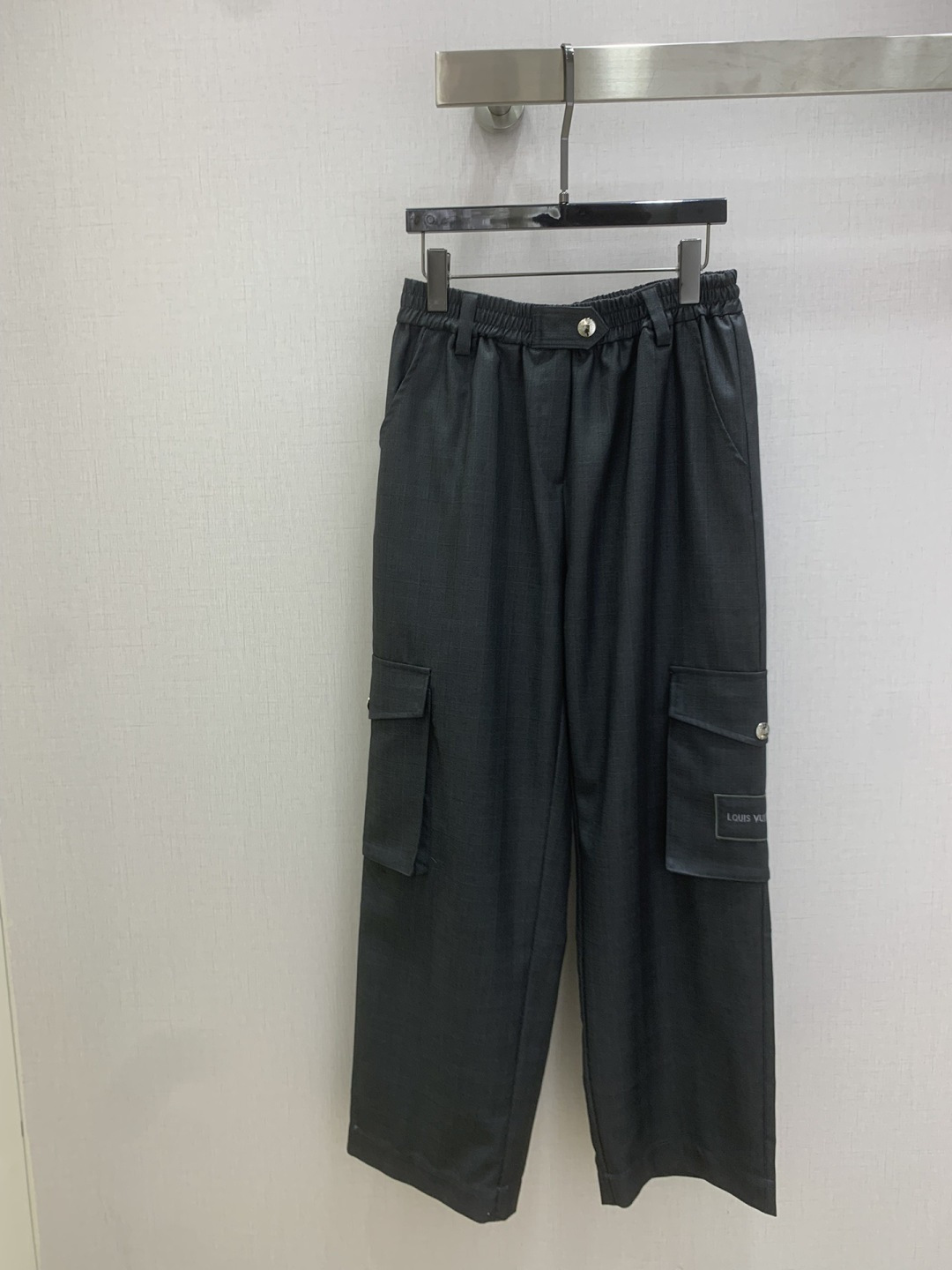 NO:708968,Highly recommended LV*2026 early spring new work wear wide-leg straight trousers  Customized YB imported material, textured and shiny, slim and stylish, high-waisted wide-leg straight trousers cut, so street style, three-dimensional workwear large pocket design is super layered, elastic waistband with metal buckle, easy to put on and take off and adapt to different waistlines, full drape fabric makes the legs look slimmer and longer, wide-leg version hides the flesh but does not flatter the body shape, can be worn with sweatshirts and short jackets to give a casual light luxury trend, versatile pants for daily outings. One color  SMLXL code high quality ABC,,louis vuitton,hoodie,sweatshirts,jackets & coats,19860909强烈推荐 LV*2026早春新款 工装阔腿直筒长裤 定制YB进口材质,质感光泽,垂顺有型,高腰阔腿直筒长裤剪裁,太有街头腔调了,立体工装大口袋设计超有层次感,松紧腰头搭配金属扣,穿脱方便还能适配不同腰围,垂坠感满分的面料显瘦又显腿长,阔腿版型藏肉不挑身形,搭卫衣、短外套都能穿出随性的轻奢潮范,日常出街的百搭神裤.一个色 SMLXL码 高品质ABC,,louis vuitton,hoodie,sweatshirts,jackets & coats,,Women's clothing