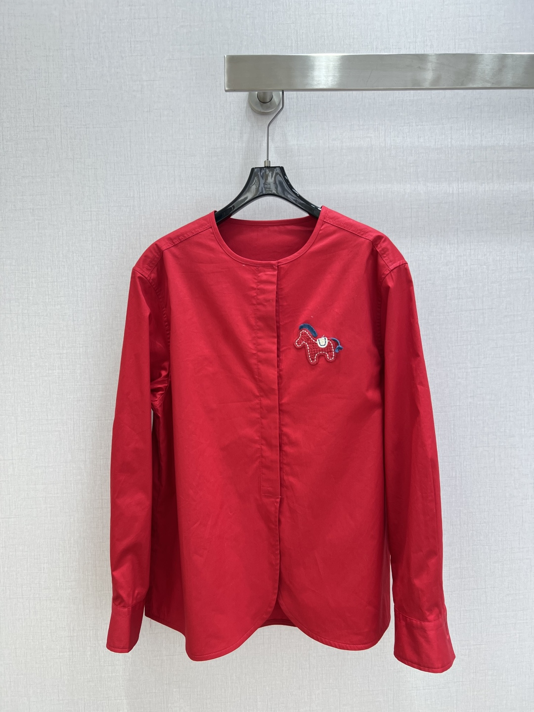 NO:709234,Highly recommended 26 early spring new pony embroidered round neck shirt. Hot sale. 100% pure cotton minimalist style pony embroidered casual round neck loose and versatile long-sleeved shirt. Two colors. SMLXL code. High quality ABC, shirts,19860909强烈推荐 26早春新款 小马刺绣圆领衬衫 爆款出货 百分百纯棉极简风小马刺绣休闲圆领宽松百搭长袖衬衫 两个色 SMLXL码 高品质ABC,,shirts,,Women's clothing