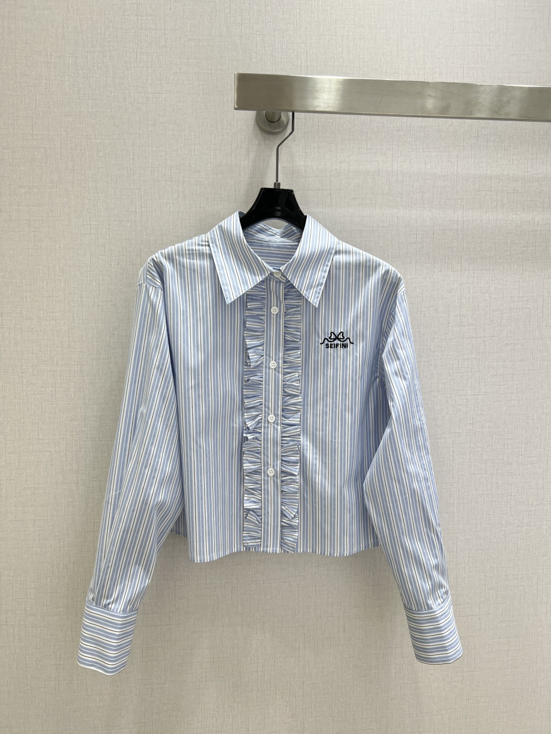 NO:709227,Highly recommended 26 early spring new style striped ruffle short shirt French fungus striped Polo collar long-sleeved shirt one color SML code high quality ABC,,shirts,19860909强烈推荐 26早春新款 条纹荷叶边短款衬衫 法式木耳边条纹Polo领长袖衬衫 一个色 SML码 高品质ABC,,shirts,,Women's clothing