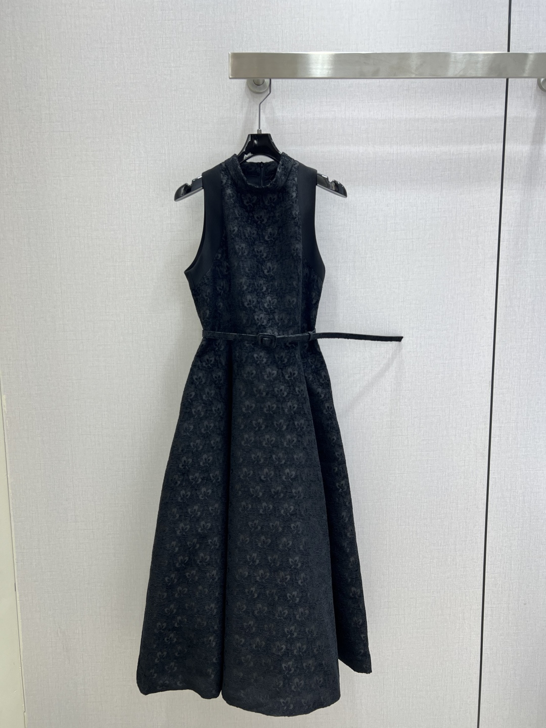 NO:716384,Highly recommended 26 early spring new style, jacquard belt sleeveless long dress, round neck dress, classic and timeless, the upper body is full of youth and liveliness, just covers the flesh of the legs, the upper body is super slim, covers the flesh and is sexy and fashionable. It is completely OK for daily casual, comfortable and good-looking. Two colors, SMLXL code, high quality ABC,,skirts,19860909强烈推荐 26早春新款 提花腰带无袖长款连衣裙 圆领连衣裙 经典耐看不过时 上身洋溢青春活泼 刚好遮住腿部肉肉 上身超级显瘦遮肉又性感时髦 日常休闲完全OK 舒适又好看 两个色 SMLXL码 高品质ABC,,skirts,,Women's clothing