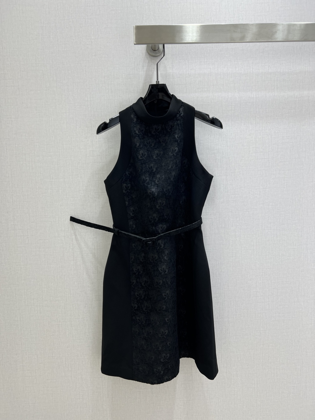 NO:709975,Highly recommended 26 early spring new style, jacquard belt sleeveless short dress, round neck dress, classic and timeless, the upper body is full of youth and liveliness, just covers the leg flesh, the upper body is super slim, covers the flesh and sexy and fashionable, daily casual is completely OK, comfortable and good-looking, one color, SMLXL code, high quality AB,,skirts,19860909强烈推荐 26早春新款 提花腰带无袖短款连衣裙 圆领连衣裙 经典耐看不过时 上身洋溢青春活泼 刚好遮住腿部肉肉 上身超级显瘦遮肉又性感时髦 日常休闲完全OK 舒适又好看 一个色 SMLXL码 高品质AB,,skirts,,Women's clothing