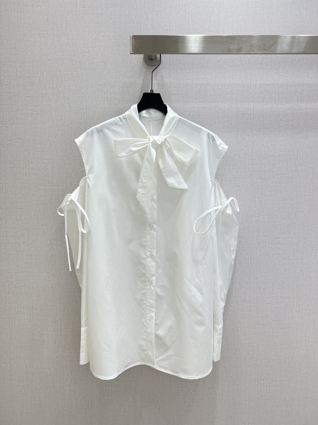 NO:709230,Highly recommended 26 early spring new style sleeveless lace-up hollow shirt. Designed pure cotton shirt, irregular streamers, fringed hollow sleeves, versatile and age-reducing, pure white. One color. SMLXL code. High quality ABC, shirts,19860909强烈推荐 26早春新款 无袖系带镂空衬衫 设计感纯棉衬衫,不规则飘带,流苏镂空袖,百搭减龄,纯净白色 一个色 SMLXL码 高品质ABC,,shirts,,Women's clothing