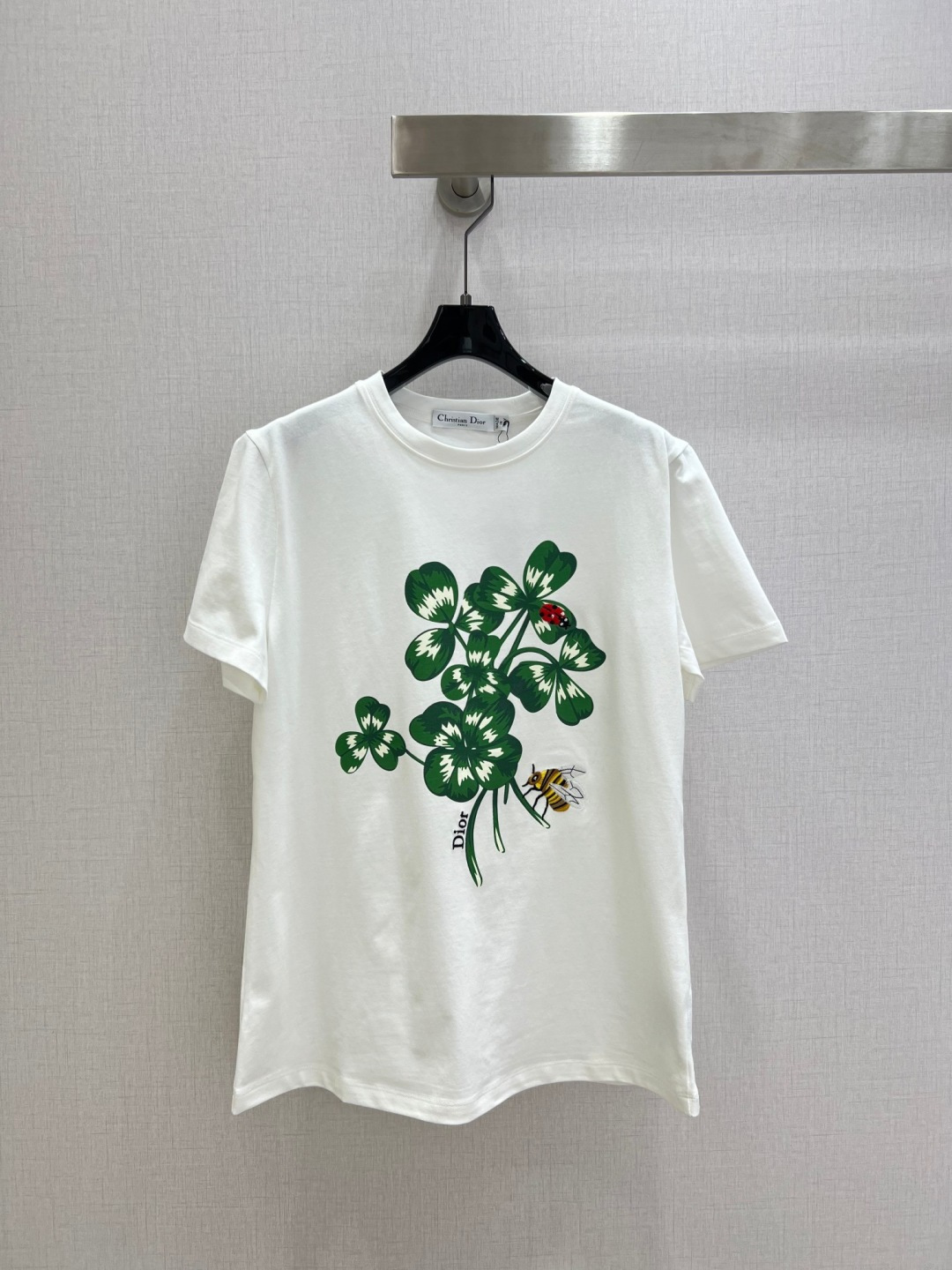 NO:708910,Highly recommended 26 early spring new printed embroidered lucky four-leaf clover short-sleeved T-shirt  Customized YB native cotton material, made with machines imported from Germany, ultra-density processing, stylish texture, stretchy and comfortable, perfectly restoring YB quality, four-leaf clover printed white T, cleverly blending natural poetry and high luxury texture. The pure white background is set off with a vivid green four-leaf clover pattern, and three-dimensional embroidered ladybugs  The detail embellishment with bees adds more vitality, as if the garden is worn on the body. The soft cotton fabric is skin-friendly and breathable, and the simple slim fit is neat and versatile. It is a refreshing tool when worn alone, and can be easily layered when layered. It is a treasure item in the wardrobe that has both beauty and practicality. One color  SML code high quality AB,,T-shirt,tees,t-shirt,19860909强烈推荐 26早春新款 印花刺绣幸运四叶草短袖T恤 定制YB原生全棉材质,德国进口机器打造,超密度处理,质感有型,弹力舒适,完美还原YB品质,四叶草印花白T,将自然诗意与高奢质感巧妙融合.纯净白底色衬着鲜活的绿色四叶草图案,立体刺绣瓢虫与蜜蜂的细节点缀更添灵动生机,仿佛把花园穿在了身上.柔软的棉质面料亲肤透气,简约的修身版型,利落又百搭,单穿是清新利器,叠穿也能轻松打造层次感,是衣橱里兼具颜值与实用性的宝藏单品.一个色 SML码 高品质AB,,T-shirt,tees，t-shirt,,Women's clothing