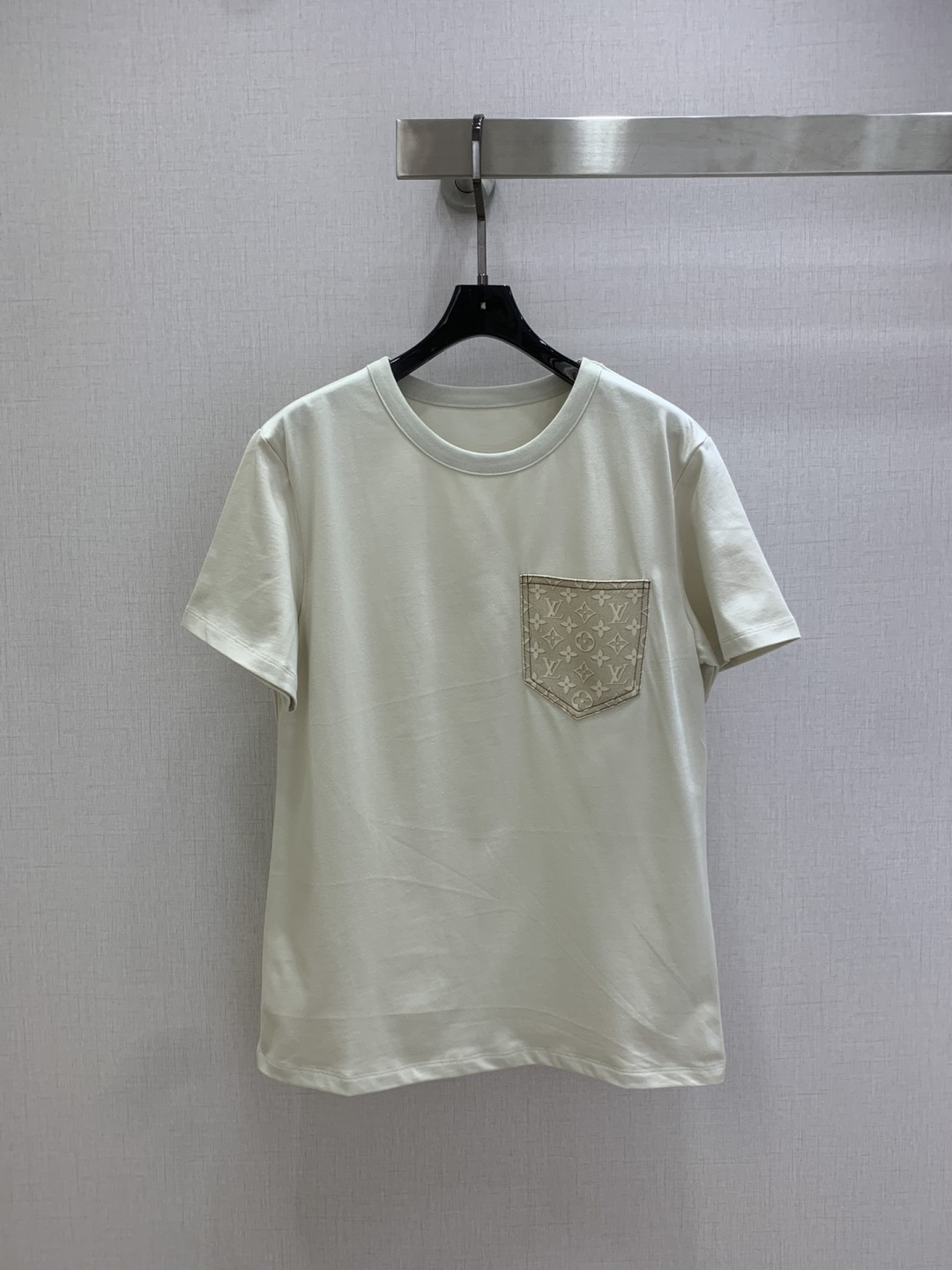 NO:708900,Highly recommended 26 early spring new style patch pocket short-sleeved T-shirt  Customized YB mercerized cotton material, breathable and comfortable, full of texture, regular T-shirt cut, soft and waxy milky white tone is gentle and versatile, the chest patch pocket design hides ingenuity, and the low-key dark patterned pattern shows the brand texture. The high-count cotton fabric is soft and skin-friendly, and the basic round neck version is not flattering on the body shape. It is refreshing and neat to wear alone, and can easily unlock the sense of layering when paired with suits and denim jackets. It can be used to create a simple and high-end sense for daily outings. One color SMLXL code  High quality ABC,,jackets & coats,T-shirt,tees,t-shirt,business suit,19860909强烈推荐 26早春新款 贴布口袋短袖T恤 定制YB丝光全棉材质,透气舒适,质感十足,常规T恤裁剪,软糯的奶白色调温柔又百搭,胸口老花贴袋设计暗藏巧思,低调的暗纹老花尽显品牌质感.高支棉面料软弹亲肤,基础圆领版型不挑身形,单穿清爽利落,搭西装、牛仔外套也能轻松解锁层次感,日常出街的简约高级感就靠它拿捏.一个色 SMLXL码 高品质ABC,,jackets & coats,T-shirt,tees，t-shirt,business suit,,Women's clothing