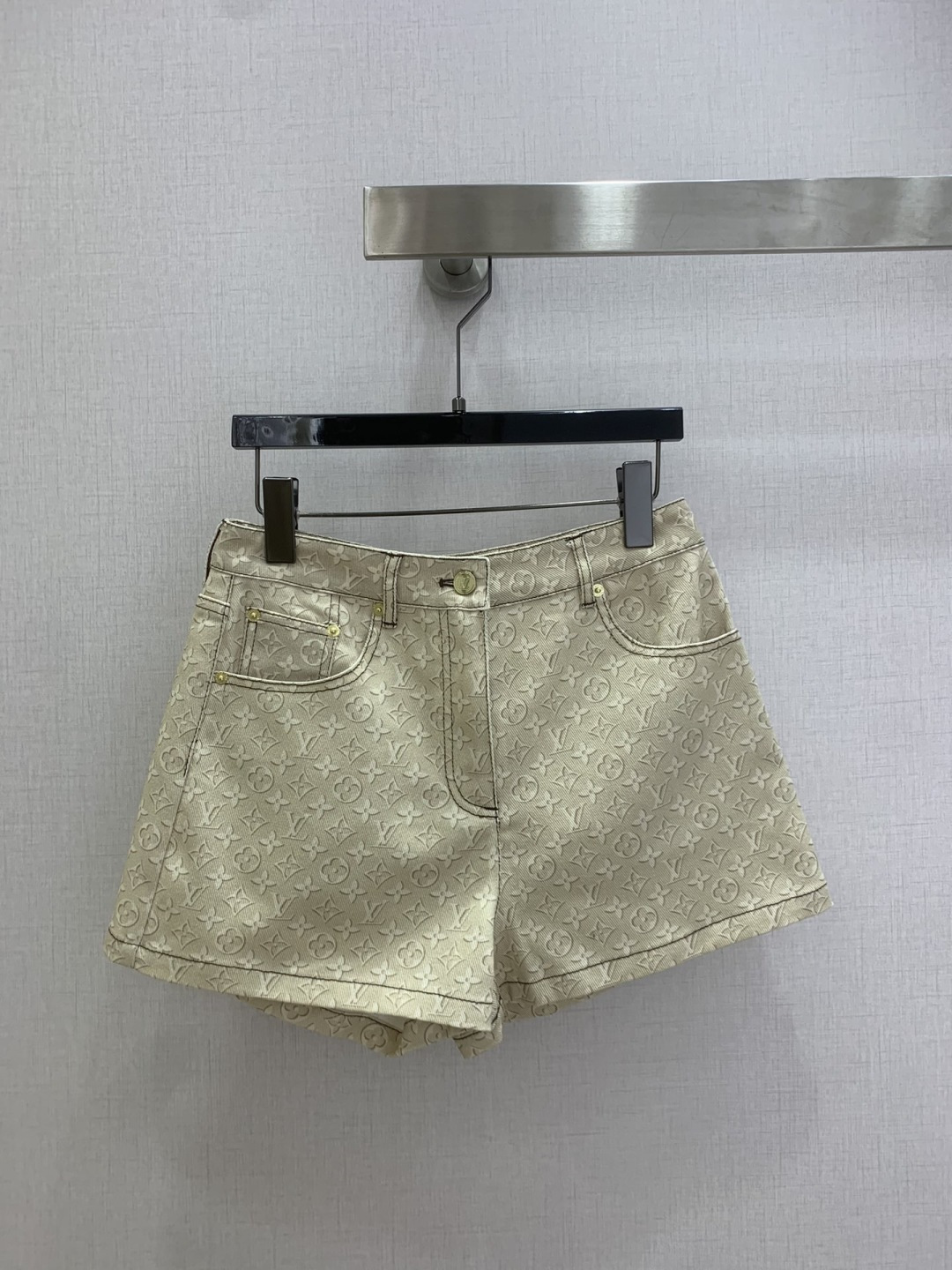 NO:708893,Highly recommended 26 early spring new printed denim shorts  Customized YB twill cotton denim material, multiple washes, showing a crisp texture, high-waisted denim shorts cut, light apricot tone presbyopic dark pattern to outline the brand texture in a low-key manner, the fabric is crisp yet soft, high-waisted shorts are neatly cut, easily raise the waistline to show longer legs, match with a series of jackets or shirts, wear a sweet and cool French accent, match with skirts to create different styles, rely on it to create an eye-catching look when going out. One color SMLXL code  High quality AB,,skirts,shorts,jackets & coats,19860909强烈推荐 26早春新款 印花牛仔短裤 定制YB斜纹棉牛仔材质,多重水洗,呈现出挺括质感,高腰牛仔短裤剪裁,浅杏调老花暗纹低调勾勒品牌质感,面料挺括又不失柔软度,高腰短裤利落剪裁,轻松拉高腰线显腿长,搭配系列夹克或恤,穿搭甜酷兼具的法式腔调,搭配裙子也可碰撞出不同风格,出街的吸睛造型就靠它拿捏.一个色 SMLXL码 高品质AB,,skirts,shorts,jackets & coats,,Women's clothing