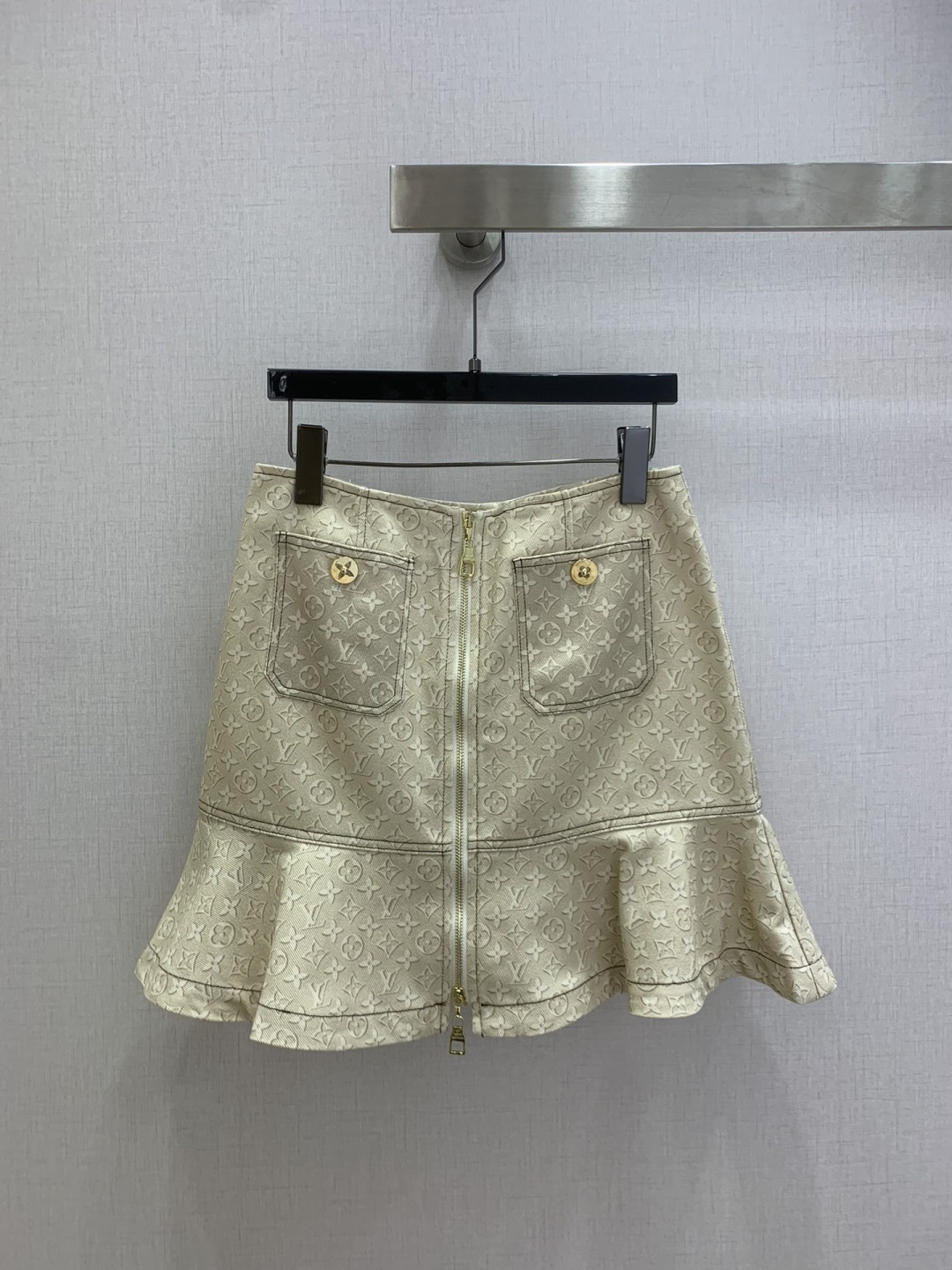 NO:708889,Highly recommended 26 early spring new style printed denim ruffle skirt. Customized YB twill cotton denim material, multiple washes, showing a crisp texture. Zipper denim skirt cut, light apricot old flower dark pattern, low-key and elegant. The ruffle skirt adds a sweet element, and the high waist design can easily raise the waistline. Paired with a series of jackets or shirts, it presents a sweet and sassy French accent. It is an eye-catching tool when going out. One color SMLXL code  High quality ABC,,skirts,jackets & coats,19860909强烈推荐 26早春新款 印花牛仔荷叶边半裙 定制YB斜纹棉牛仔材质,多重水洗,呈现出挺括质感,拉链牛仔半裙剪裁,浅杏色老花暗纹低调显贵,荷叶边半裙增添甜美元素,高腰设计还能轻松拉高腰线.搭配系列外套或恤,呈现又甜又飒的法式腔调,出街的吸睛利器就是它.一个色 SMLXL码 高品质ABC,,skirts,jackets & coats,,Women's clothing