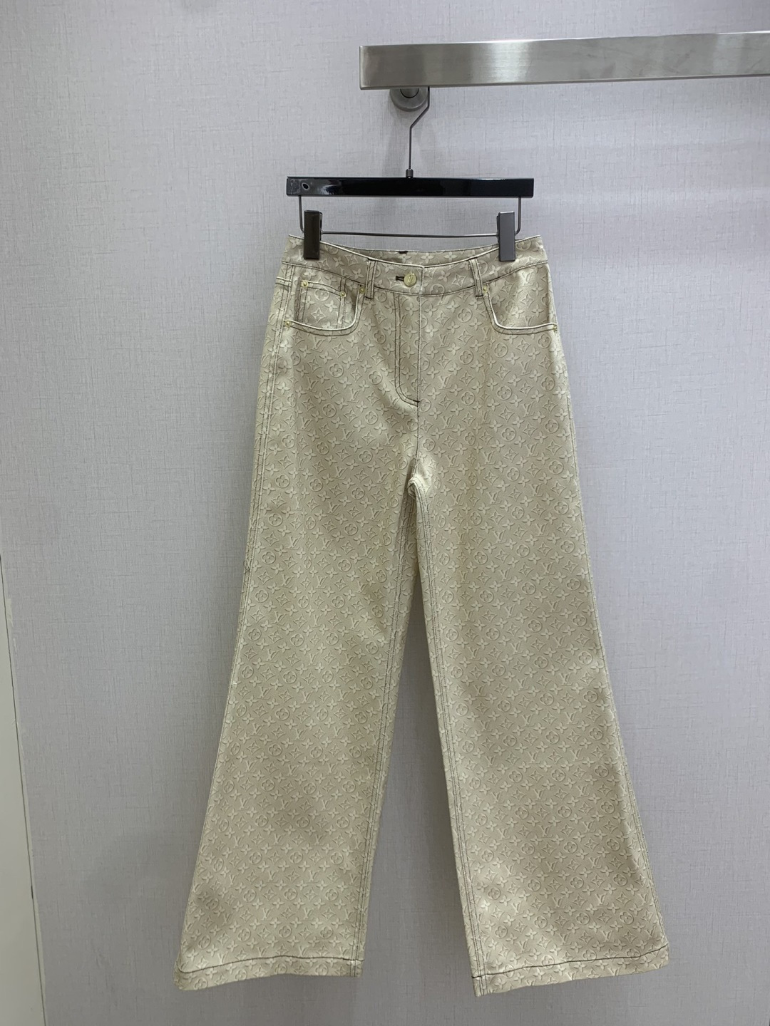 NO:708886,Highly recommended 26 early spring new printed denim trousers  Customized YB twill cotton denim material, multiple washes, showing a crisp texture, round-neck denim jacket and trousers suit, light apricot tone old flower dark pattern low-key outlines the brand tone, short round-neck jacket with metal snap buttons, cargo pocket design adds coolness  It has a sense of style, high-waisted wide-leg pants, neatly cut, full of drape, which can hide the flesh and show the length of the legs. Wearing it as a set has a lazy and exquisite French accent. You can also unlock different styles by splitting it with a shirt and suspenders. You can use it to create an eye-catching look when going out. One color  SMLXL code high quality ABC,,jackets & coats,jackets & coats,19860909强烈推荐 26早春新款 印花牛仔长裤 定制YB斜纹棉牛仔材质,多重水洗,呈现出挺括质感,圆领牛仔外套长裤套装,浅杏调老花暗纹低调勾勒品牌基调,短款圆领夹克配金属按扣,工装口袋设计增添酷感,高腰阔腿裤利落剪裁,垂坠感拉满还能藏肉显腿长,成套穿是慵懒又精致的法式腔调,拆分搭配恤、吊带也能解锁不同风格,出街的吸睛造型就靠它拿捏.一个色 SMLXL码 高品质ABC,,jackets & coats,jackets & coats,,Women's clothing