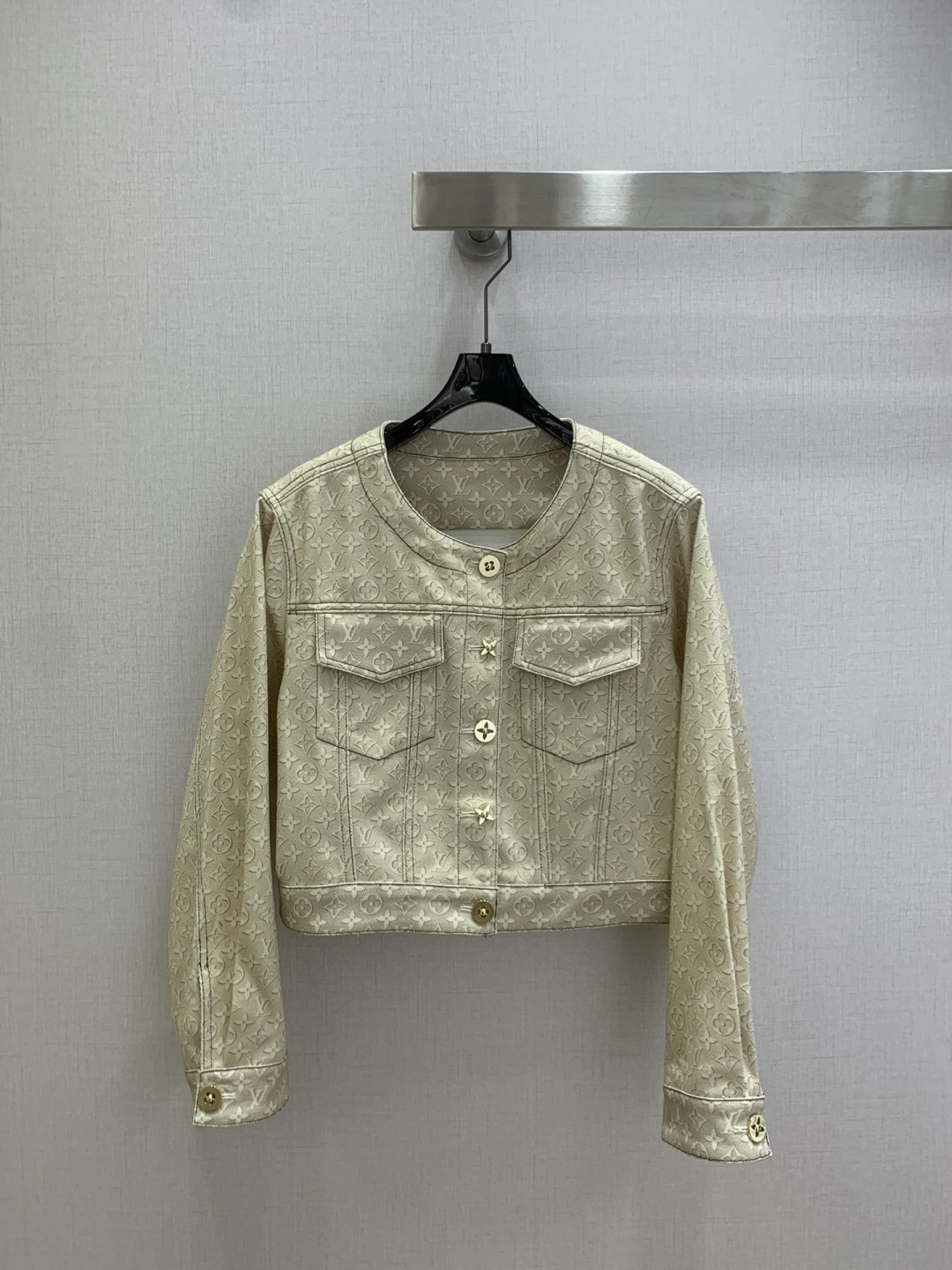 NO:708909,Highly recommended 26 early spring new printed denim jacket  Customized YB twill cotton denim material, multiple washes, showing a crisp texture, round-neck denim jacket and trousers suit, light apricot tone old flower dark pattern low-key outlines the brand tone, short round-neck jacket with metal snap buttons, cargo pocket design adds coolness  It has a sense of style, high-waisted wide-leg pants, neatly cut, full of drape, which can hide the flesh and show the length of the legs. Wearing it as a set has a lazy and exquisite French accent. You can also unlock different styles by splitting it with a shirt and suspenders. You can use it to create an eye-catching look when going out. One color  SMLXL code high quality ABC,,jackets & coats,jackets & coats,19860909强烈推荐 26早春新款 印花牛仔夹克外套 定制YB斜纹棉牛仔材质,多重水洗,呈现出挺括质感,圆领牛仔外套长裤套装,浅杏调老花暗纹低调勾勒品牌基调,短款圆领夹克配金属按扣,工装口袋设计增添酷感,高腰阔腿裤利落剪裁,垂坠感拉满还能藏肉显腿长,成套穿是慵懒又精致的法式腔调,拆分搭配恤、吊带也能解锁不同风格,出街的吸睛造型就靠它拿捏.一个色 SMLXL码 高品质ABC,,jackets & coats,jackets & coats,,Women's clothing