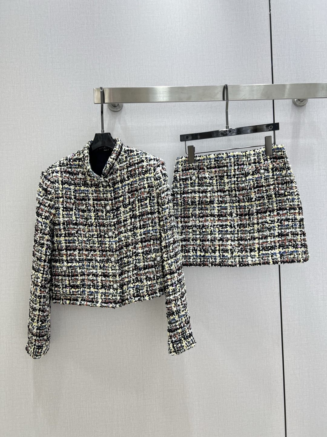 NO:709242,Highly recommended 26 early spring new style stand collar colorful dress jacket woven tweed skirt separate batches  Customized YB imported woolen wool material, high-quality texture, full appearance, stand-up collar skirt suit, mixed color woven tweed texture, navy blue, off-white and red-brown colored threads intertwined to create a low-key sense of luxury, short jacket and high-waisted skirt fashionable combination, neat tailoring to achieve the golden ratio, stand-up collar design is more refined, the complete set is perfectly white and rich, split and match can also unlock a variety of French dressing styles, a perfect high-definition style in the wardrobe. One color  SML code high quality ABC,,skirts,jackets & coats,gold,19860909强烈推荐 26早春新款 立领彩色洋装外套编织粗呢半裙 分开批 定制YB进口粗纺羊毛呢材质,质感高级,品相十足,立领半裙套装,混色编织粗花呢肌理感满满,藏蓝、米白与红棕彩线交织出低调奢华感,短款外套搭配高腰半裙的时髦组合,利落剪裁收出黄金比例,立领设计更添精致,成套穿搭妥妥白富美,拆分搭配也能解锁多种法式穿搭风格,妥妥衣柜里镇场子的高定款.一个色 SML码 高品质ABC,,skirts,jackets & coats,gold,,Women's clothing