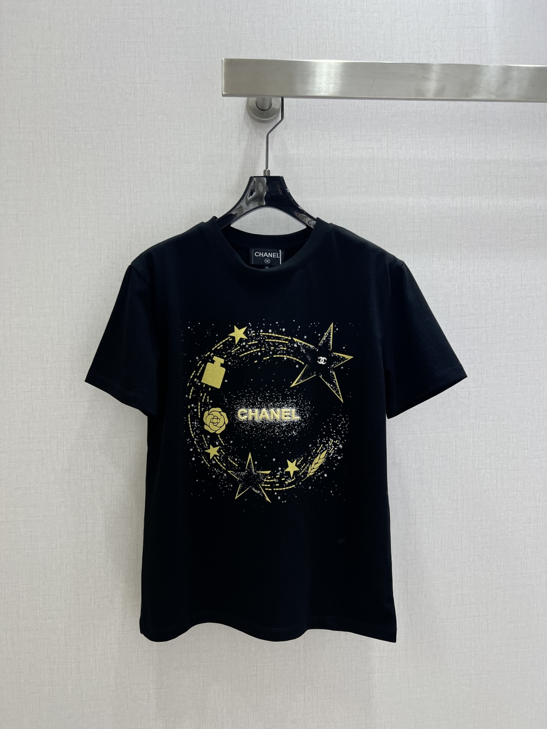 NO:712942,Highly recommended 26 early spring new round neck printed fine glitter short-sleeved T-shirt  Customized YB mercerized cotton material, high-end texture, soft and comfortable, regular short-sleeved T-shirt cut, made of heavyweight cotton, slightly stretchy, showing a slimming visual effect, the red model is bright and refreshing, the black model has a high-end temperament, gold starburst print with brand elements, exquisite and eye-catching, the basic round neck version is not flattering, it is a refreshing daily casual style when worn alone, layered with denim jackets or suits, and can unlock rich fashion accents and exquisite charm. Two colors SML code  High quality ABC,,jackets & coats,T-shirt,tees,t-shirt,business suit,19860909强烈推荐 26早春新款 圆领印花细闪短袖T恤 定制YB丝光全棉材质,质感高级,柔软舒适,常规短袖T恤裁剪,采用克重全棉制成,略带有弹力,呈现显瘦视觉效果,正红款明艳提气,黑色款高级气质,金粉星芒印花搭配品牌元素,精致又吸睛,基础圆领版型不挑身形,单穿是清爽的日常休闲风,搭牛仔外套、西装叠穿,又能解锁层次丰富的时尚腔调,精致魅力.两个色 SML码 高品质ABC,,jackets & coats,T-shirt,tees，t-shirt,business suit,,Women's clothing