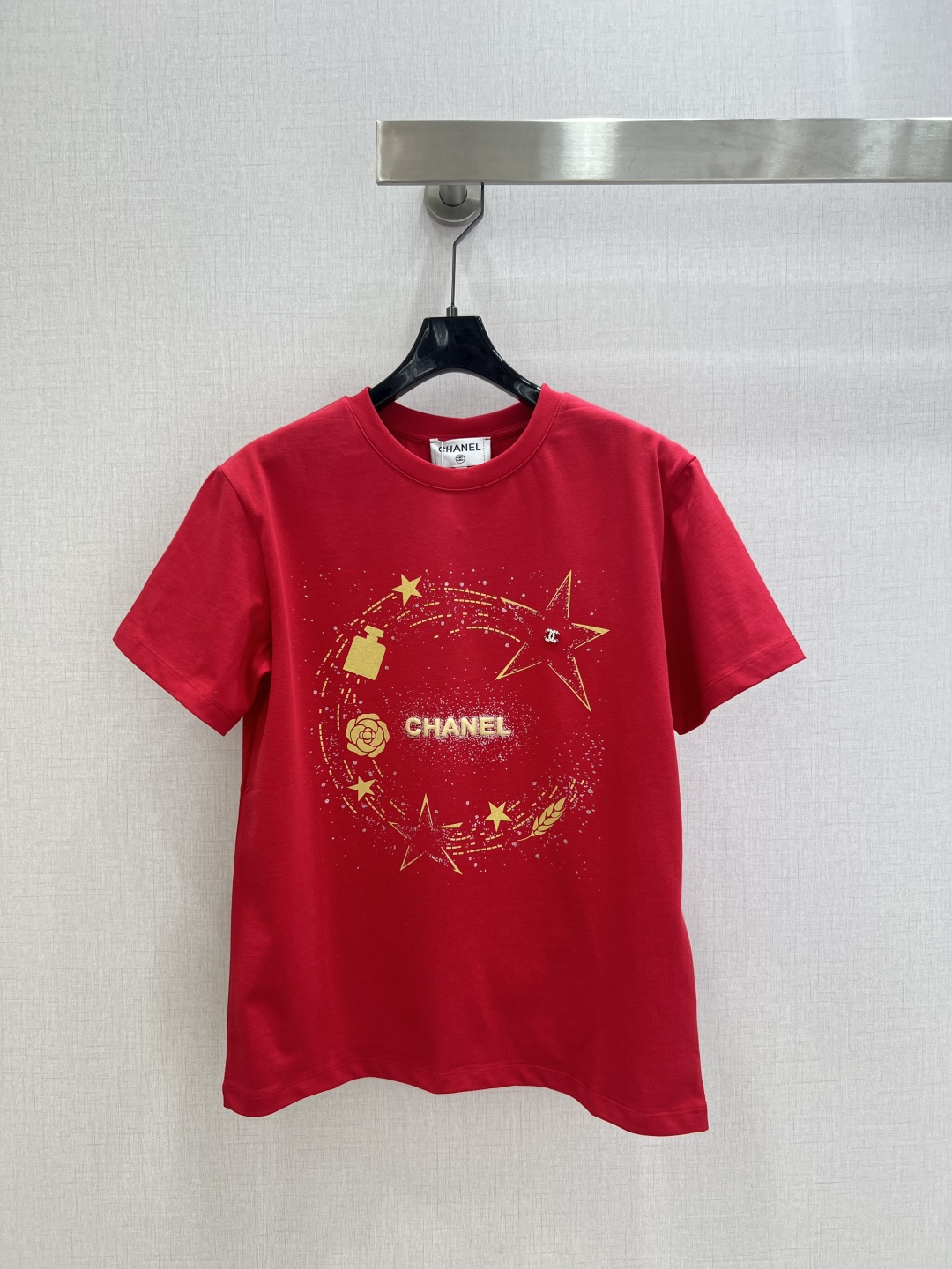 NO:712948,Highly recommended 26 early spring new round neck printed fine glitter short-sleeved T-shirt  Customized YB mercerized cotton material, high-end texture, soft and comfortable, regular short-sleeved T-shirt cut, made of heavyweight cotton, slightly stretchy, showing a slimming visual effect, the red model is bright and refreshing, the black model has a high-end temperament, gold starburst print with brand elements, exquisite and eye-catching, the basic round neck version is not flattering, it is a refreshing daily casual style when worn alone, layered with denim jackets or suits, and can unlock rich fashion accents and exquisite charm. Two colors SML code  High quality A,,jackets & coats,T-shirt,tees,t-shirt,business suit,19860909强烈推荐 26早春新款 圆领印花细闪短袖T恤 定制YB丝光全棉材质,质感高级,柔软舒适,常规短袖T恤裁剪,采用克重全棉制成,略带有弹力,呈现显瘦视觉效果,正红款明艳提气,黑色款高级气质,金粉星芒印花搭配品牌元素,精致又吸睛,基础圆领版型不挑身形,单穿是清爽的日常休闲风,搭牛仔外套、西装叠穿,又能解锁层次丰富的时尚腔调,精致魅力.两个色 SML码 高品质A,,jackets & coats,T-shirt,tees，t-shirt,business suit,,Women's clothing