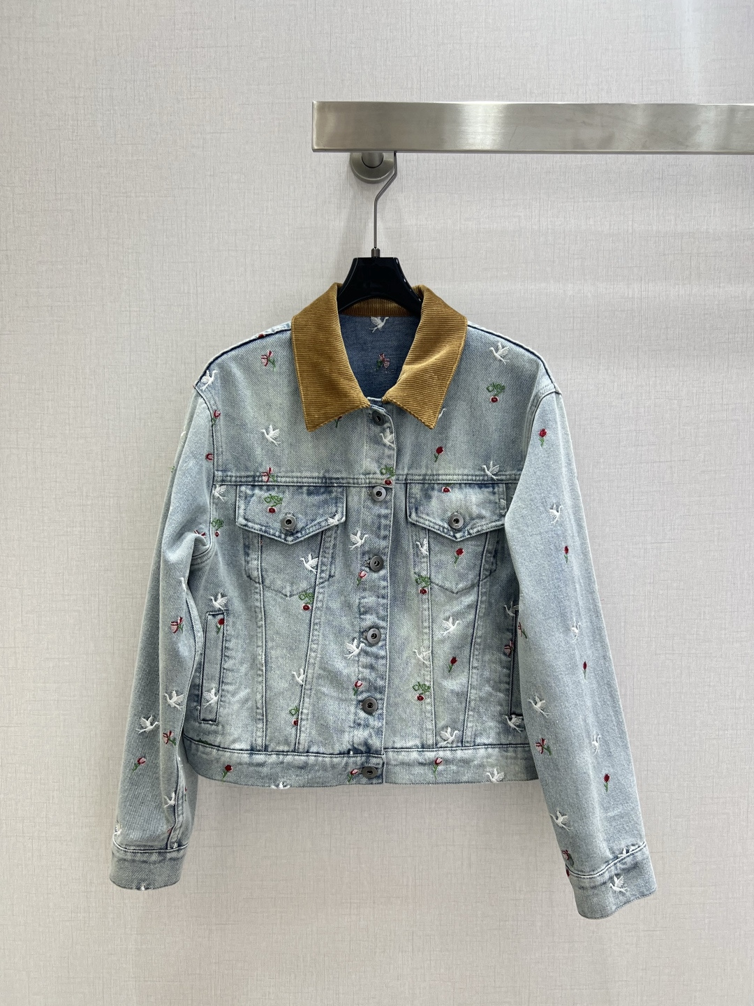 NO:709963,Highly recommended for the early spring of 26. Contrast color lapel printed denim jacket and contrast color printed denim trousers. Separate batches. Nostalgic series. Distressed effect plain denim. High appearance. Produced in the whole series. Versatile and worry-free. It just feels very clean. A must-have. Really great!  Washed denim cotton that feels very comfortable. Distressed and fermented style. One color. SML code. High quality outerwear, jackets & coats.19860909强烈推荐 26早春新款 撞色翻领印花牛仔外套撞色印花牛仔长裤 分开批 怀旧感系列 做旧效果素颜牛仔 高颜值 全系列出品 百搭无烦恼 就是很干净的感觉 人手必备 真的很赞！ 手感很舒服的洗水牛仔棉 做旧酵洗造型 一个色 SML码 高品质外,,jackets & coats,,Women's clothing