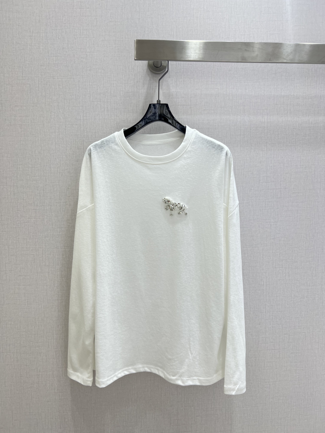 NO:709959,Highly recommended 26 early spring new model, rhinestone horse embroidery round neck long-sleeved top, high custom imported cotton fabric, exquisite, simple and elegant, Korean version of the upper body is very fashionable, one color SML code, high quality ABC,,19860909强烈推荐 26早春新款 水钻马绣品圆领长袖上衣 高定制进口棉面料 精致简约大方 韩版上身非常时尚 一个色 SML码 高品质ABC,,,Women's clothing