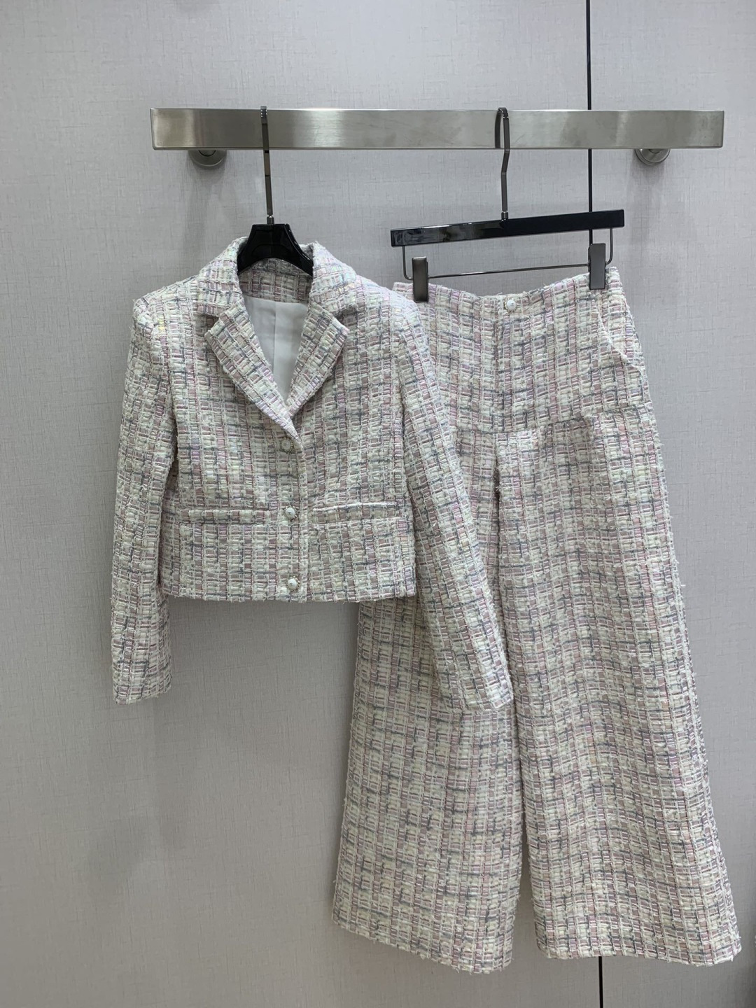 NO:712931,Highly recommended 26 early spring new lapel pink dress jacket  Customized YB imported slub woolen material, high-quality texture, full of quality, lapel, right-shoulder short dress jacket and trousers suit, soft pink and purple mixed tweed with romantic filter, short jacket neat and proportional, matched with series of wide-leg pants that are loose and cover the flesh. Wearing as a set is elegant and casual lady style, splitting and matching can also collide with sweaters and jeans to create different styles, easy to achieve the sweet and cool French accent, suitable for different occasions. One color SML code  High quality ABC,,jeans,jackets & coats,19860909强烈推荐 26早春新款 翻领粉色洋装外套 定制YB进口粗纺羊毛呢材质,质感高级,品相十足,翻领正肩短款洋装外套长裤套装,柔和的粉紫混色粗花呢自带浪漫滤镜,短款外套利落显比例,搭配系列阔腿裤松弛又遮肉.成套穿是优雅又随性的大小姐风范,拆分搭配也能和针织衫、牛仔裤碰撞出不同风格,轻松拿捏甜酷兼具的法式腔调,适配不同场合.一个色 SML码 高品质ABC,,jeans,jackets & coats,,Women's clothing