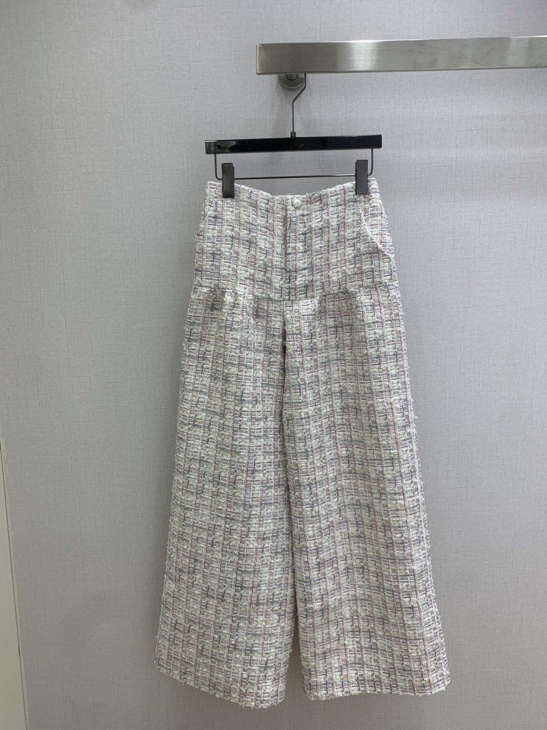 NO:712925,Highly recommended 26 early spring new style woolen straight trousers  Customized YB imported slub woolen material, high-quality texture, full of quality, lapel, right-shoulder short dress jacket and trousers suit, soft pink and purple mixed tweed with romantic filter, short jacket neat and proportional, matched with series of wide-leg pants that are loose and cover the flesh. Wearing as a set is elegant and casual lady style, splitting and matching can also collide with sweaters and jeans to create different styles, easy to achieve the sweet and cool French accent, suitable for different occasions. One color SML code  High quality AB,,jeans,jackets & coats,19860909强烈推荐 26早春新款 粗纺直筒长裤 定制YB进口粗纺羊毛呢材质,质感高级,品相十足,翻领正肩短款洋装外套长裤套装,柔和的粉紫混色粗花呢自带浪漫滤镜,短款外套利落显比例,搭配系列阔腿裤松弛又遮肉.成套穿是优雅又随性的大小姐风范,拆分搭配也能和针织衫、牛仔裤碰撞出不同风格,轻松拿捏甜酷兼具的法式腔调,适配不同场合.一个色 SML码 高品质AB,,jeans,jackets & coats,,Women's clothing