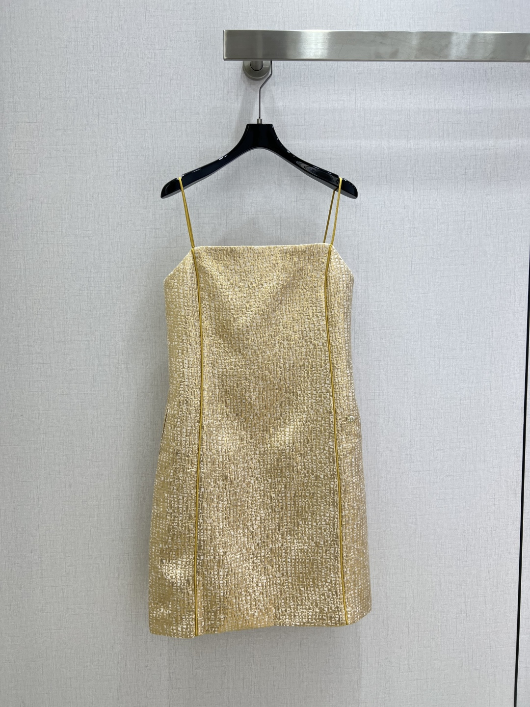 NO:713751,Highly recommended for the early spring of 26, the gilt textured suspender dress. The champagne gold textured fabric has its own sparkling luster. The minimalist tube top strap design neatly outlines the lines of the shoulders, neck and clavicle. The slim cut fits the body shape but is not tight. It perfectly shows the graceful curves of women. The golden binding details on the sides hide ingenuity and add sophistication to the overall look. Whether you are attending a dinner, annual meeting or a light luxury party.  Wearing it can instantly become the focus of the audience. One color SML code. High quality AB,,skirts,19860909强烈推荐 26早春新款 风鎏金肌理吊带连衣裙 香槟金的肌理面料自带波光粼粼的光泽 极简的抹胸吊带设计 利落勾勒出肩颈与锁骨线条 修身剪裁贴合身形却不紧绷 完美展现女性曼妙曲线 侧边金色包边细节暗藏巧思 为整体造型增添精致度 无论是出席晚宴、年会,还是参加轻奢派对 穿上它都能瞬间成为全场焦点 一个色 SML码 高品质AB,,skirts,,Women's clothing