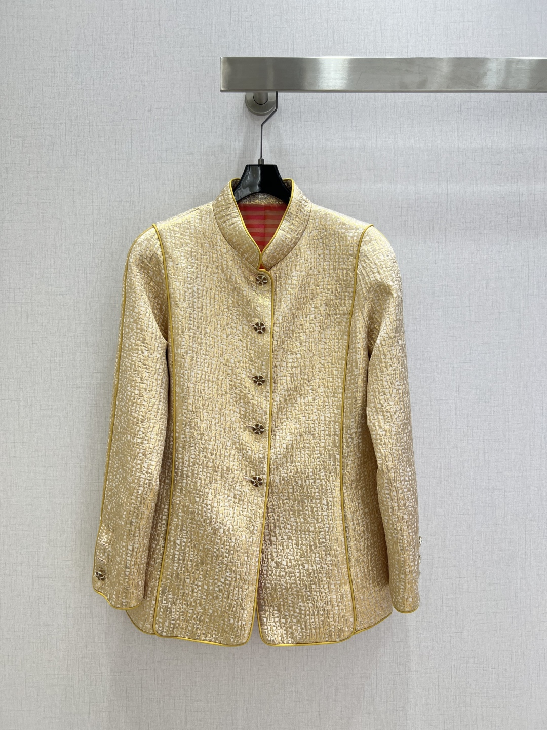 NO:713741,Highly recommended for early spring 26, gilt stand-up collar jacket, gilt-flared trousers, separate batches. Champagne gold texture fabric has high-grade metallic luster. The stand-up collar is neatly cut and outlines the elegant neck line. The golden edge extends along the body line. Exquisite buttons are arranged in order. The details are full of French sophistication. The slim-fitting but not tight version can cleverly modify the body shape. It is perfect to match with the bell-bottom pants of the same series. The high-waist tailoring raises the waistline.  The bell-bottom style modifies the leg shape and also elongates the proportions. You can easily wear it to any occasion to create a strong aura. It perfectly blends the style of a lady with the charm of the oriental stand-up collar. One color. SML code. High-quality jackets, jackets & coats,19860909强烈推荐 26早春新款 鎏金立领外套鎏金微喇长裤 分开批 香槟金肌理面料自带高级金属光泽 立领剪裁利落大气 勾勒出优雅的颈部线条 金色包边沿着衣身线条延伸 精致纽扣依次排列 细节处尽显法式精致 修身却不紧绷的版型 能巧妙修饰身形 搭配同系列喇叭裤太绝了 高腰剪裁拉高腰线 喇叭裤型修饰腿型还能拉长比例 出席任何场合都能轻松穿出强大气场 将名媛风范与东方立领的韵味融合得恰到好处 一个色 SML码 高品质外套,,jackets & coats,,Women's clothing