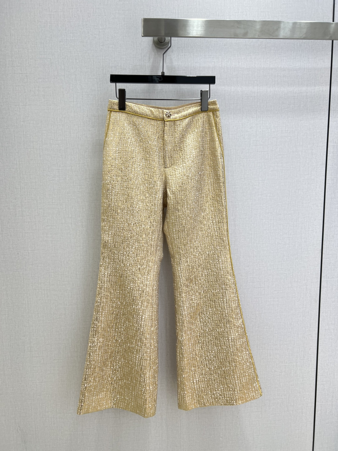 NO:713747,Highly recommended for early spring 26, gilt stand-up collar jacket, gilt-flared trousers, separate batches. Champagne gold texture fabric has high-grade metallic luster. The stand-up collar is neatly cut and outlines the elegant neck line. The golden edge extends along the body line. Exquisite buttons are arranged in order. The details are full of French sophistication. The slim-fitting but not tight version can cleverly modify the body shape. It is perfect to match with the bell-bottom pants of the same series. The high-waist tailoring raises the waistline.  The bell-bottom trousers style modifies the legs and also elongates the proportions. You can easily wear them to any occasion to create a strong aura. It perfectly blends the style of a lady with the charm of the oriental stand-up collar. One color. SML code. High quality, jackets & coats,19860909强烈推荐 26早春新款 鎏金立领外套鎏金微喇长裤 分开批 香槟金肌理面料自带高级金属光泽 立领剪裁利落大气 勾勒出优雅的颈部线条 金色包边沿着衣身线条延伸 精致纽扣依次排列 细节处尽显法式精致 修身却不紧绷的版型 能巧妙修饰身形 搭配同系列喇叭裤太绝了 高腰剪裁拉高腰线 喇叭裤型修饰腿型还能拉长比例 出席任何场合都能轻松穿出强大气场 将名媛风范与东方立领的韵味融合得恰到好处 一个色 SML码 高品,,jackets & coats,,Women's clothing