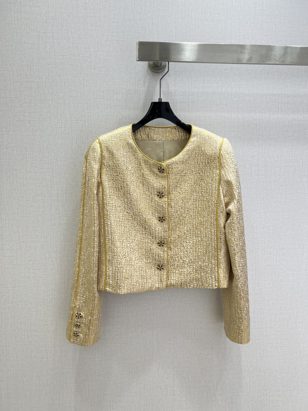 NO:713750,Highly recommended 26 early spring new style gilt texture jacket. The champagne gold texture fabric has its own sparkling luster. The round neck tailoring is neat and elegant. The golden edging outlines the smooth shape. Exquisite buttons are arranged in order. The short version cleverly raises the waistline and easily creates a 37-point body proportion. Whether you are attending a dinner, annual meeting, or attending a light luxury party, you can instantly become the focus of the audience when you wear it. One color SML code, high quality ABC,,jackets &  coats,19860909强烈推荐 26早春新款 风鎏金肌理外套 香槟金的肌理面料自带波光粼粼的光泽 圆领剪裁利落大气 金色包边勾勒出流畅衣型 精致纽扣依次排开 短款版型巧妙拉高腰线 轻松打造三七分身材比例 无论是出席晚宴、年会,还是参加轻奢派对 穿上它都能瞬间成为全场焦点 一个色 SML码 高品质ABC,,jackets & coats,,Women's clothing