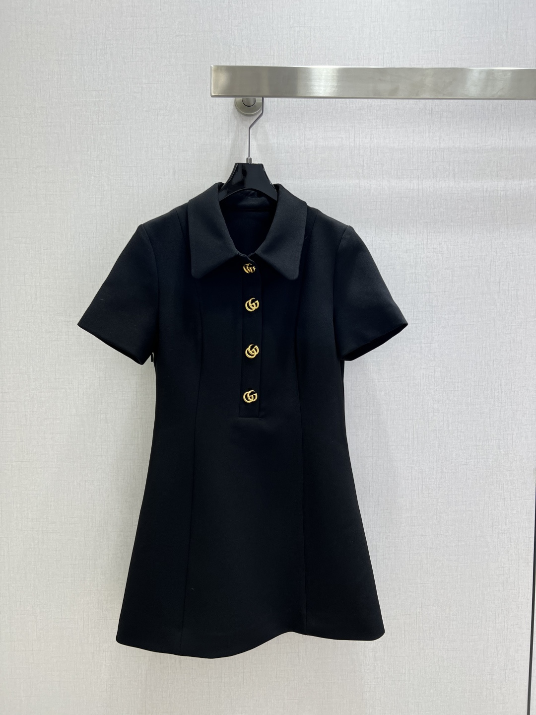 NO:713396,Highly recommended for early spring 26. Lapel buttoned short-sleeved dress. Classic style. I fell in love with it at first sight. The pattern design can modify the neck line very well, and the upper body temperament is immediately improved. Customized buttons. The pattern is very beautiful on the upper body. The color is super white. One color SML code. High quality ABC, skirts, T-shirt,19860909强烈推荐 26早春新款 翻领纽扣短袖连衣裙 经典造型 一眼就爱上了,版型设计能很好的修饰颈部线条,上身气质立马提升,定制纽扣,版型上身巨好看,颜色超显白 一个色 SML码 高品质ABC,,skirts,T-shirt,,Women's clothing