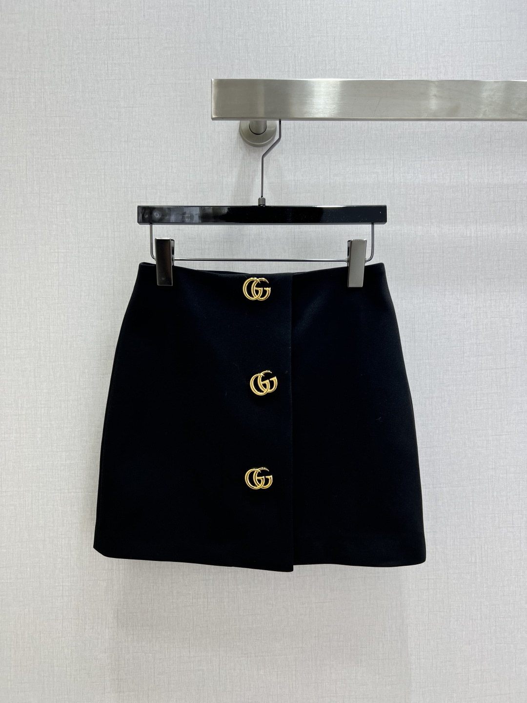 NO:713390,Highly recommended 26 early spring new metal button skirt, classic shape, fell in love at first sight, the version design can modify the neck line very well, the upper body temperament is immediately improved, custom buttons, the version is very beautiful on the upper body, the color is super white, one color SML code, high quality ABC,,skirts,19860909强烈推荐 26早春新款 金属纽扣半裙 经典造型 一眼就爱上了,版型设计能很好的修饰颈部线条,上身气质立马提升,定制纽扣,版型上身巨好看,颜色超显白 一个色 SML码 高品质ABC,,skirts,,Women's clothing