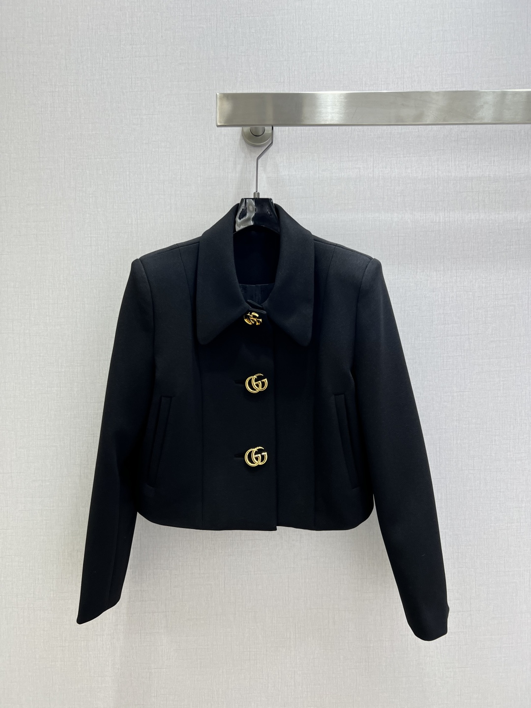 NO:713413,Highly recommended for early spring 26. Lapel metal button jacket. Classic style. I fell in love with it at first sight. The pattern design can modify the neck line very well, and the upper body temperament is immediately improved. Customized buttons. The pattern is very beautiful on the upper body. The color is super white. One color SML code. High quality ABC, jackets & coats,19860909强烈推荐 26早春新款 翻领金属纽扣外套 经典造型 一眼就爱上了,版型设计能很好的修饰颈部线条,上身气质立马提升,定制纽扣,版型上身巨好看,颜色超显白 一个色 SML码 高品质ABC,,jackets & coats,,Women's clothing