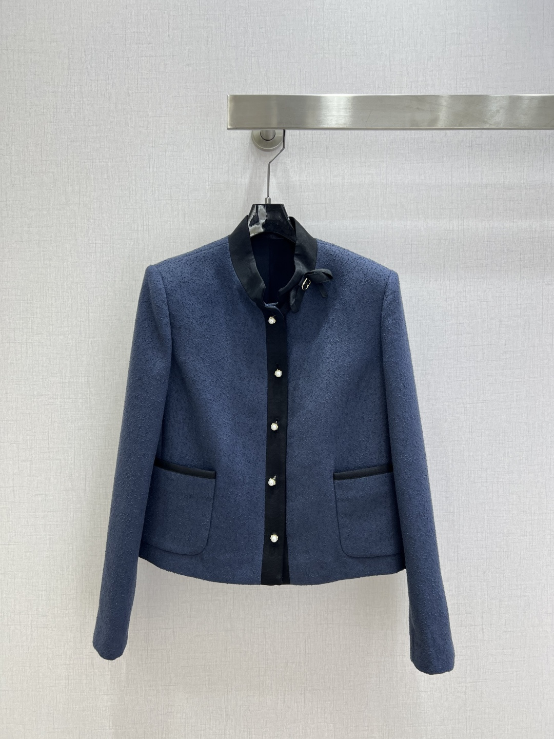 NO:713408,Highly recommended for the early spring of 26, the new stand-up collar and bow woolen jacket has a high-end atmosphere and a full sense of luxury. Innovative fabrics are light and soft. The actual product is very good!  The upper body is fashionable and versatile, and looks good even when you take off the jacket and wear it underneath!  High quality workmanship depends on the details. One color SMLXL code. High quality ABC, jackets & coats,19860909强烈推荐 26早春新款 立领蝴蝶结毛呢外套 高级大气 满满的穿搭高级感 创新面料 轻盈柔软 实物非常赞！上身洋气百搭,穿搭好看 脱掉外套里搭也是美美的！高品质做工看细节 一个色 SMLXL码 高品质ABC,,jackets & coats,,Women's clothing