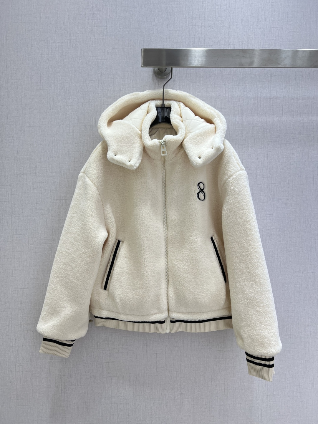 NO:713402,Highly recommended 26 early spring new artificial lamb wool hooded jacket, fashionable, low-key, luxurious and high-end!  The styles are versatile and not picky, customized technical fabrics, workmanship quality depends on the details. Bai Fumei is a must-have!  One color SML code high quality AB,,jackets & coats,hats,19860909强烈推荐 26早春新款 人造羊羔毛连帽外套 时髦低调气质又奢华高级！版型百搭不挑人,定制科技面料 做工品质看细节.白富美必入！一个色 SML码 高品质AB,,jackets & coats,hats,,Women's clothing