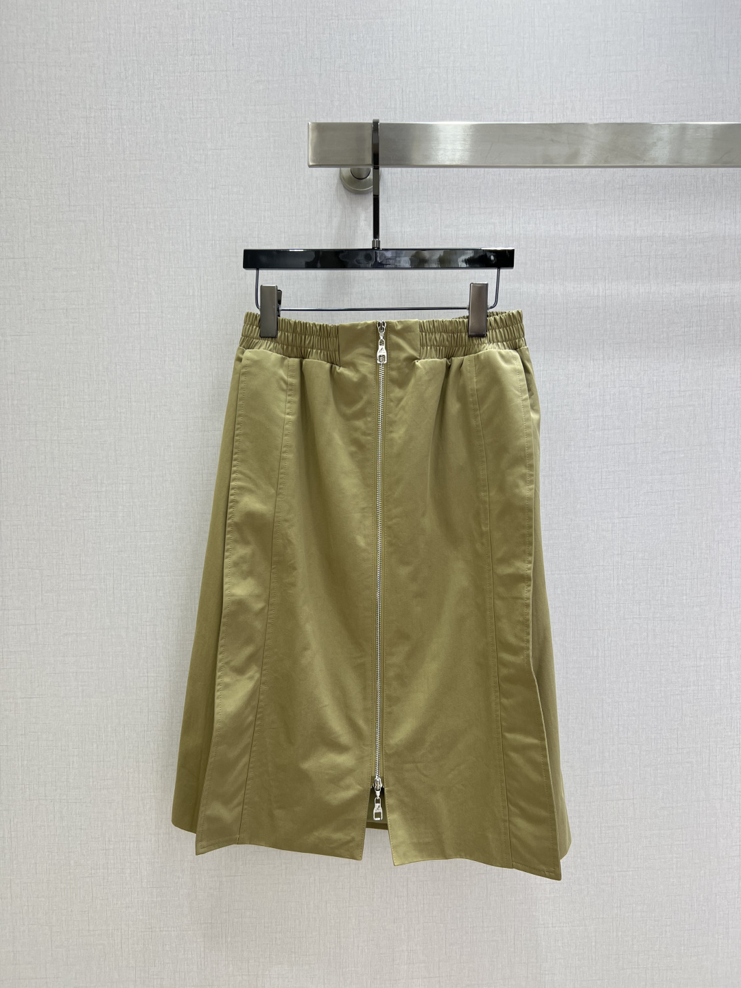 NO:713421,Highly recommended for the early spring of 26. Workwear zipper slit long skirt. Customized YB imported twill cotton windbreaker material. It has the characteristics of slightly elastic and comfortable, windproof and stiff, A-line skirt, and elastic waistband that combines comfort and beauty. The whole set has a cool atmosphere, and can be split and matched to unlock multiple styles. It is a must-have item to create a casual accent in spring. One color SMLXL code, high quality AB,,skirts,19860909强烈推荐 26早春新款 工装拉链开衩长半裙 定制YB进口斜纹棉风衣材质,其特性微弹舒适,防风立挺,A字半裙,松紧腰头兼顾舒适与美感.整套穿自带酷飒氛围感,拆分搭配也能解锁多元风格,是春日打造随性腔调的刚需单品.一个色 SMLXL码 高品质AB,,skirts,,Women's clothing