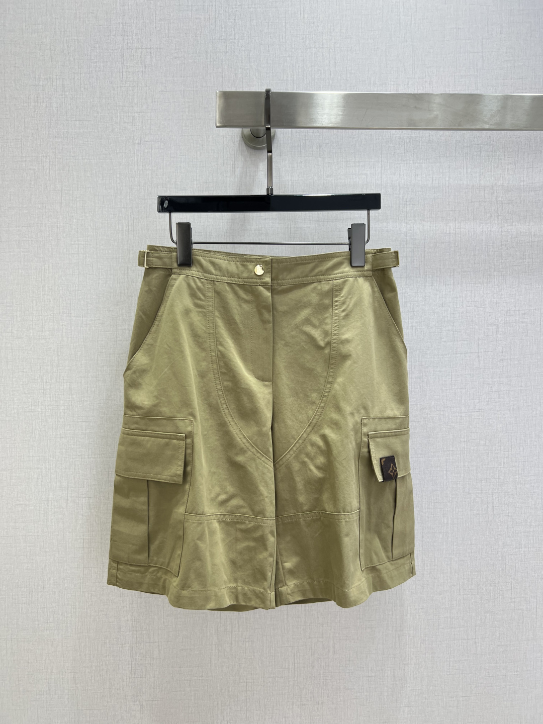 NO:713436,Highly recommended 26 early spring new style double-pocket work pants. Customized YB imported twill cotton windbreaker material. It has the characteristics of slightly stretchable and comfortable, windproof and upright. The metal cloth buckle adjusts the elasticity of the side waist. The logo and workwear-like flap pockets echo up and down. Wearing a casual and high-end street style, a proper spring street style item. One color SMLXL code, high quality AB,,19860909强烈推荐 26早春新款 双口袋工装中裤 定制YB进口斜纹棉风衣材质,其特性微弹舒适,防风立挺,金属本布带扣调节侧腰松紧,徽标和工装感翻盖口袋上下呼应,穿出率性又高级的街头风,妥妥的春日炸街单品.一个色 SMLXL码 高品质AB,,,Women's clothing