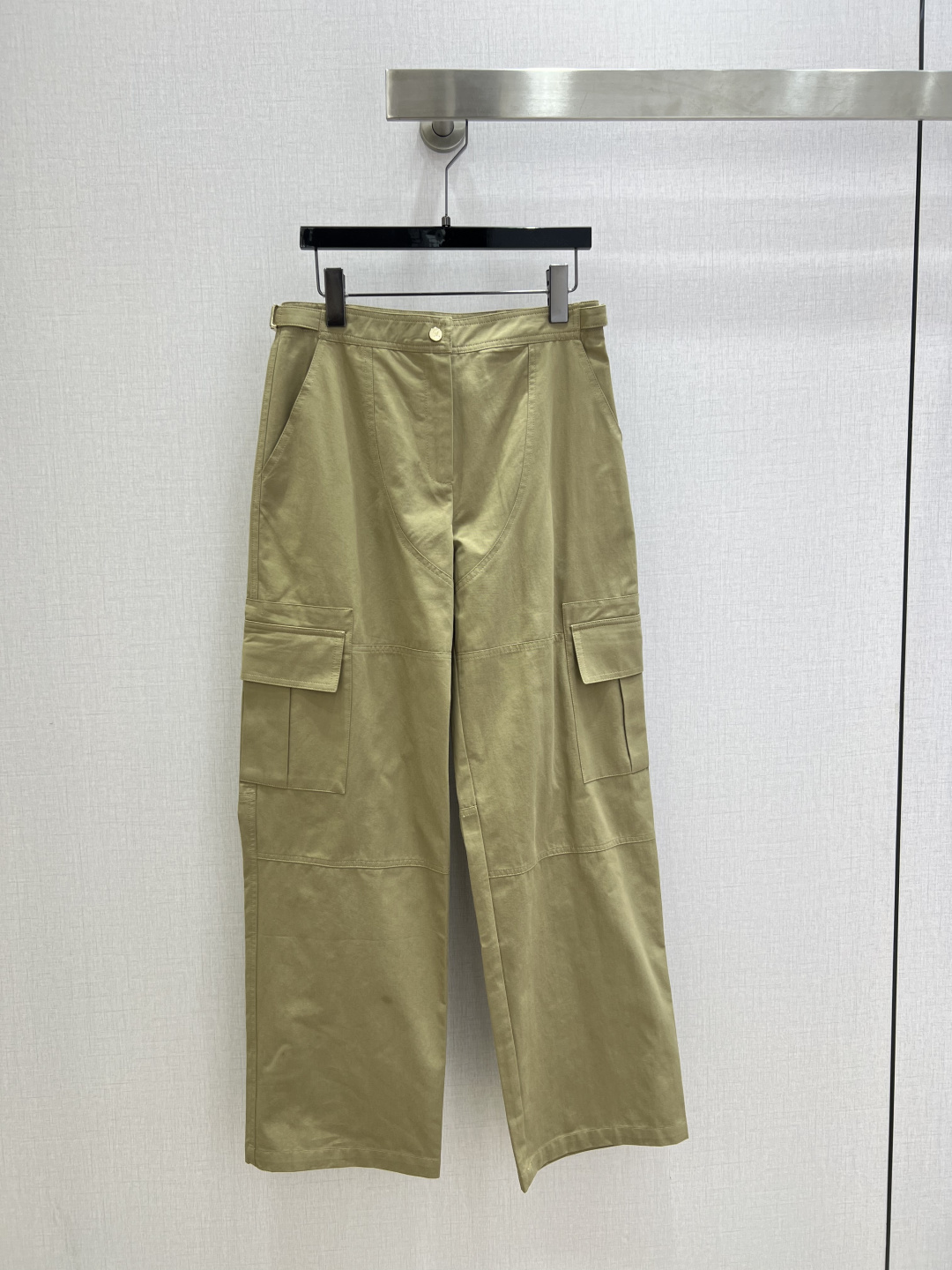 NO:713432,Highly recommended for the early spring of 26, the new pocket workwear straight trousers are made of custom YB imported twill cotton windbreaker material. It has the characteristics of slightly elastic comfort, windproof and upright, metal cloth buckles to adjust the elasticity of the side waist, and the engraved round buckle logo and workwear-like flap pockets echo up and down. The whole set has a casual and cool feeling, and it can be split and matched to unlock multiple styles. It is a must-have item to create an outdoor atmosphere in spring. One color SMLXL code, high quality AB,,19860909强烈推荐 26早春新款 口袋工装直筒长裤 定制YB进口斜纹棉风衣材质,其特性微弹舒适,防风立挺,金属本布带扣调节侧腰松紧,印刻圆扣徽标和工装感翻盖口袋上下呼应,整套穿自带随性酷感,拆分搭配也能解锁多元风格,是春日打造户外氛围感的刚需单品.一个色 SMLXL码 高品质AB,,,Women's clothing