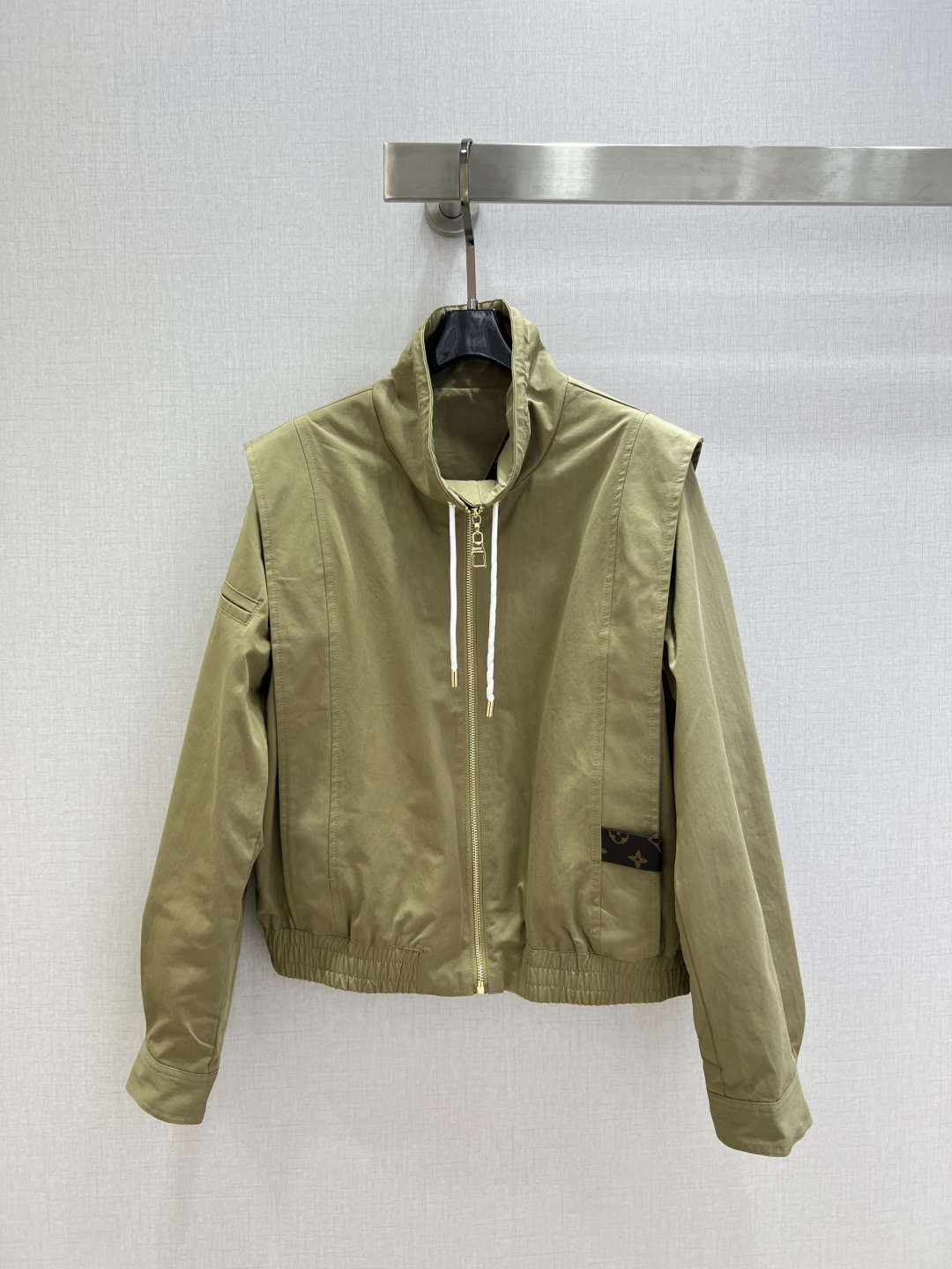 NO:713428,Highly recommended 26 early spring new style shoulder padded lapel jacket  Customized YB imported twill cotton windbreaker material, its characteristics are slightly stretchy and comfortable, windproof and upright, short lapel zipper jacket style, using the right shoulder extended micro flying sleeve design, fake two-piece shawl design full of layering, drawstring neckline with metal pull  The chain is neat and handsome. The embossed small label on the side is low-key to highlight the texture. The crisp cotton fabric has a neat texture. The drawstring design of the short jacket is casual and free. It shows a casual and high-end street style. It is a perfect spring street item. One color  SMLXL code high quality ABC,,jackets & coats,jackets & coats,shawls,19860909强烈推荐 26早春新款 垫肩翻领夹克外套 定制YB进口斜纹棉风衣材质,其特性微弹舒适,防风立挺,短款翻领拉链外套版型,沿用正肩延伸微飞袖设计,假两件披肩设计层次感十足,抽绳领口搭配金属拉链利落又帅气,侧边的压纹小标低调彰显质感,挺括棉质面料自带利落质感,短款夹克的抽绳设计随性洒脱,穿出率性又高级的街头风,妥妥的春日炸街单品.一个色 SMLXL码 高品质ABC,,jackets & coats,jackets & coats,shawls,,Women's clothing