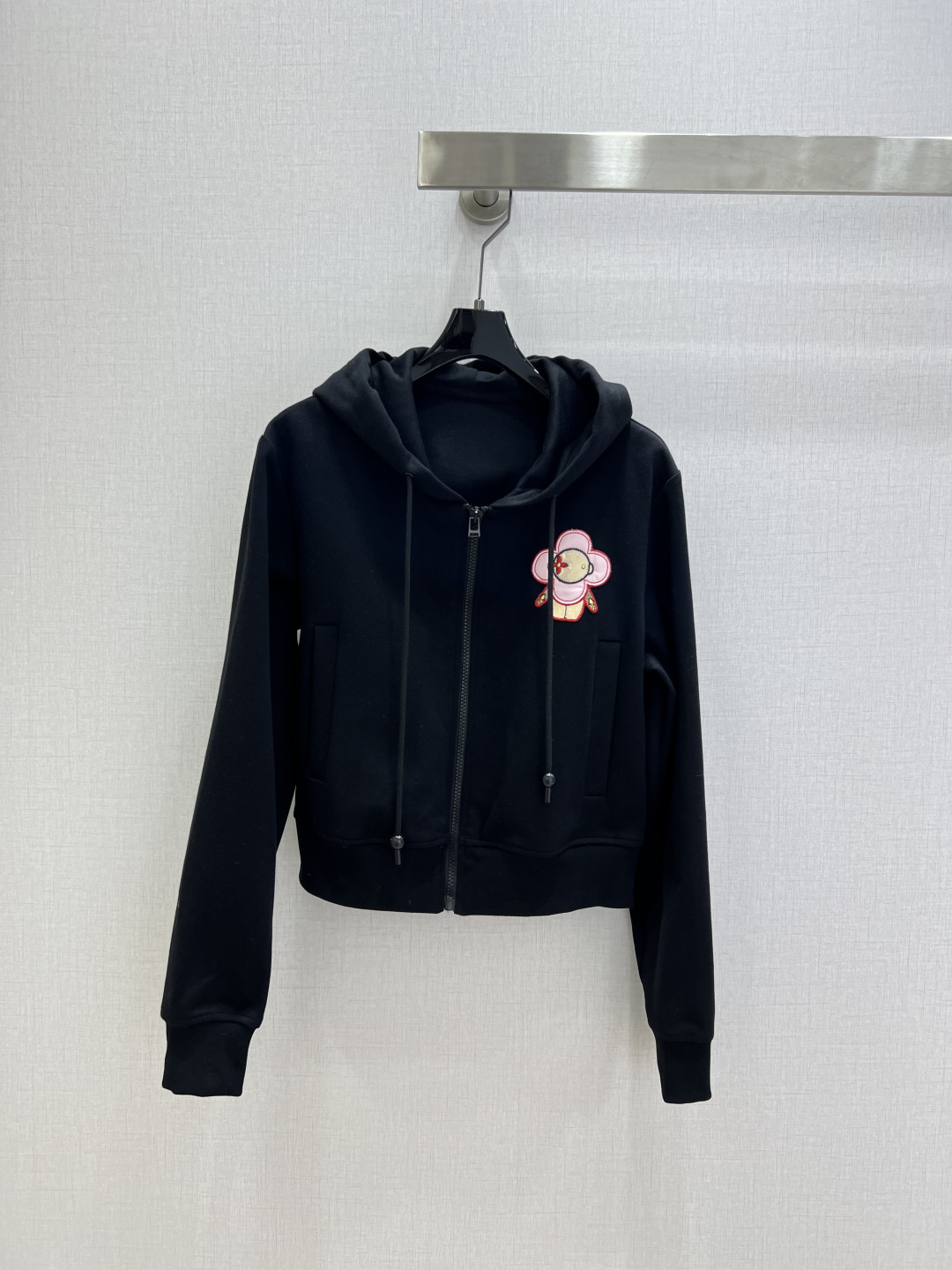 NO:713424,Highly recommended 26 early spring new hooded embroidered logo sweatshirt jacket. Customized YB twill cotton material, high-end texture, stylish to wear. The hooded zipper sweatshirt jacket is cut to give you a sweet and cool girly feel!  The black and white colors are versatile and not picky, the flower doll embroidery on the chest is playful and eye-catching, the soft waxy cotton fabric is skin-friendly and breathable, and the short version is neat and proportional. Wear it alone to be refreshing and energetic, or layer it with a T-shirt or suspenders for a more layered look. It is an essential item to create a sweet and cool tone in spring. Two colors SMLXL code High quality AB, hoodie, sweatshirts, jackets & coats, tees, t-shirts, hats,19860909强烈推荐 26早春新款 连帽刺绣徽标卫衣外套 定制YB斜纹全棉材质,质感高级,穿搭有型,连帽拉链卫衣外套裁剪,把甜酷少女感拉满！黑白两色百搭不挑人,胸口花朵玩偶刺绣俏皮吸睛,软糯棉质面料亲肤透气,短款版型利落显比例.单穿清爽活力,叠穿T恤或吊带更显层次,是春日打造甜酷腔调的刚需单品.两个色 SMLXL码 高品质AB,,hoodie,sweatshirts,jackets & coats,tees，t-shirt,hats,,Women's clothing