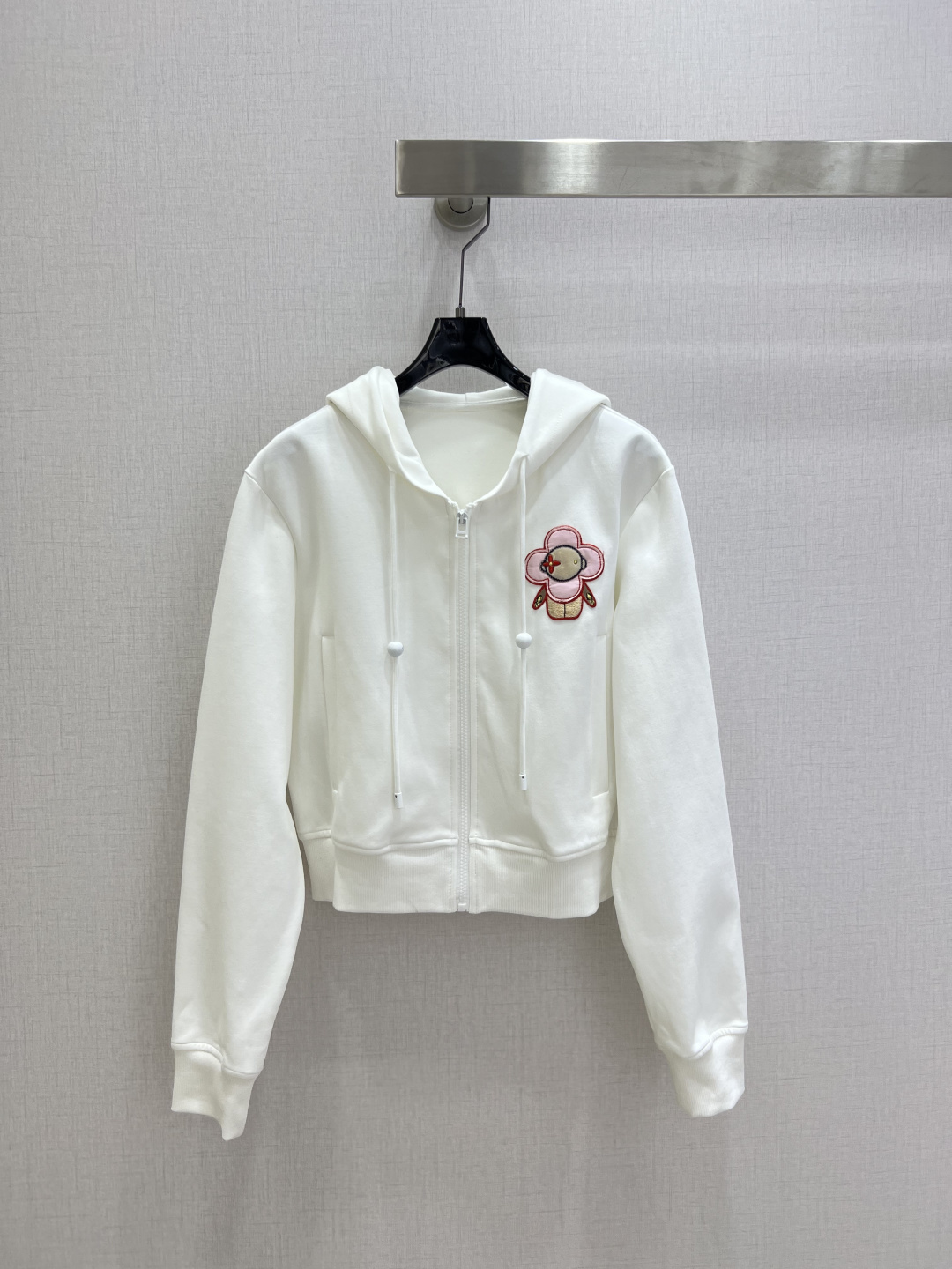 NO:713420,Highly recommended 26 early spring new hooded embroidered logo sweatshirt jacket. Customized YB twill cotton material, high-end texture, stylish to wear. The hooded zipper sweatshirt jacket is cut to give you a sweet and cool girly feel!  The black and white colors are versatile and not picky, the flower doll embroidery on the chest is playful and eye-catching, the soft waxy cotton fabric is skin-friendly and breathable, and the short version is neat and proportional. Wear it alone to be refreshing and energetic, or layer it with a T-shirt or suspenders for a more layered look. It is an essential item to create a sweet and cool tone in spring. Two colors SMLXL code High-quality ABC, hoodie, sweatshirts, jackets & coats, tees, t-shirts, hats,19860909强烈推荐 26早春新款 连帽刺绣徽标卫衣外套 定制YB斜纹全棉材质,质感高级,穿搭有型,连帽拉链卫衣外套裁剪,把甜酷少女感拉满！黑白两色百搭不挑人,胸口花朵玩偶刺绣俏皮吸睛,软糯棉质面料亲肤透气,短款版型利落显比例.单穿清爽活力,叠穿T恤或吊带更显层次,是春日打造甜酷腔调的刚需单品.两个色 SMLXL码 高品质ABC,,hoodie,sweatshirts,jackets & coats,tees，t-shirt,hats,,Women's clothing