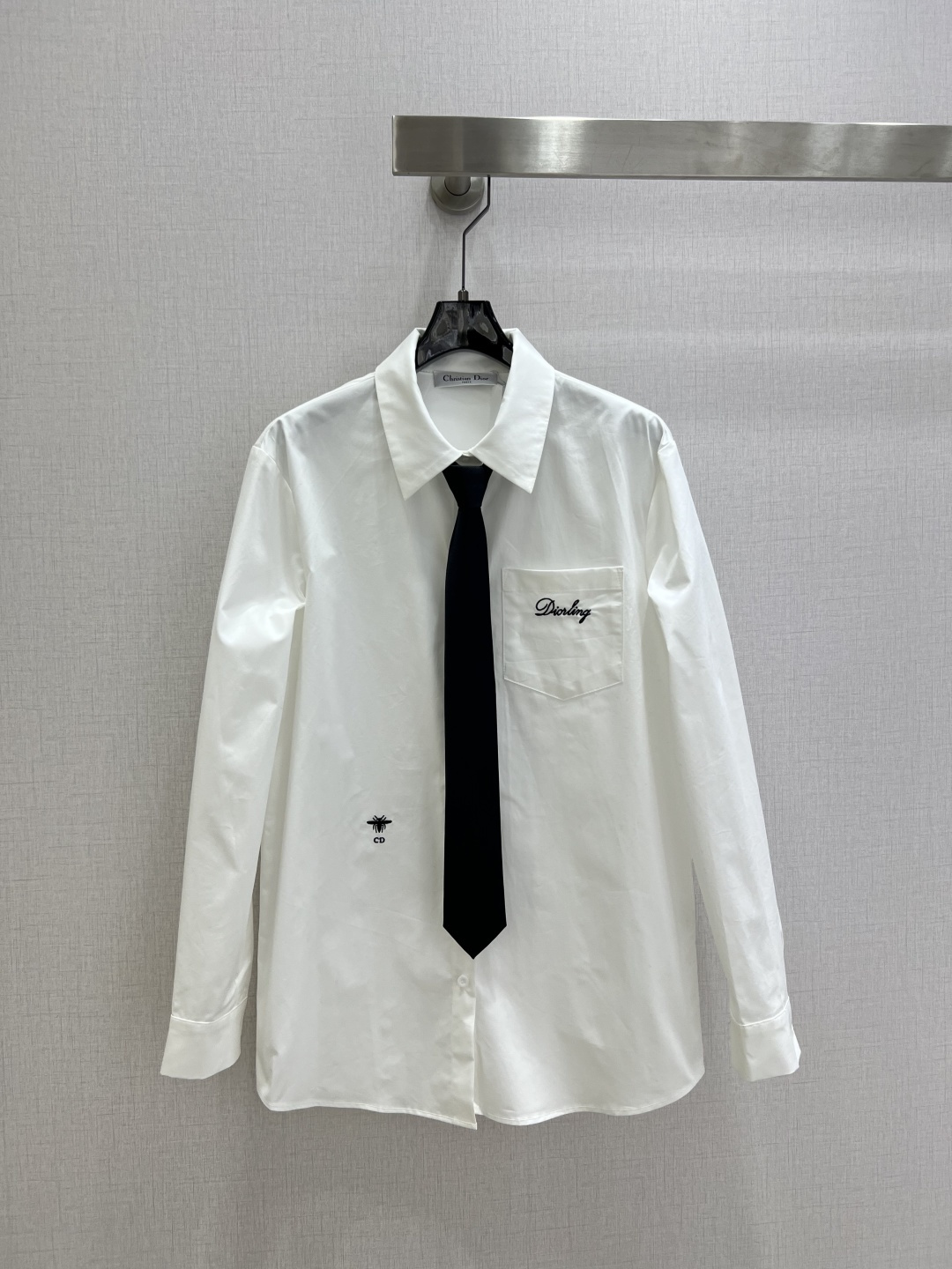 NO:715370,Highly recommended 26 early spring new model, lapel embroidered tie shirt, classic embroidered logo, tie, fashionable and versatile, one color, SML code, high quality ABC, shirts, ties,19860909强烈推荐 26早春新款 翻领刺绣领带衬衫经典刺绣logo搭配领带时尚百搭一个色 SML码 高品质ABC,,shirts,ties,,Women's clothing
