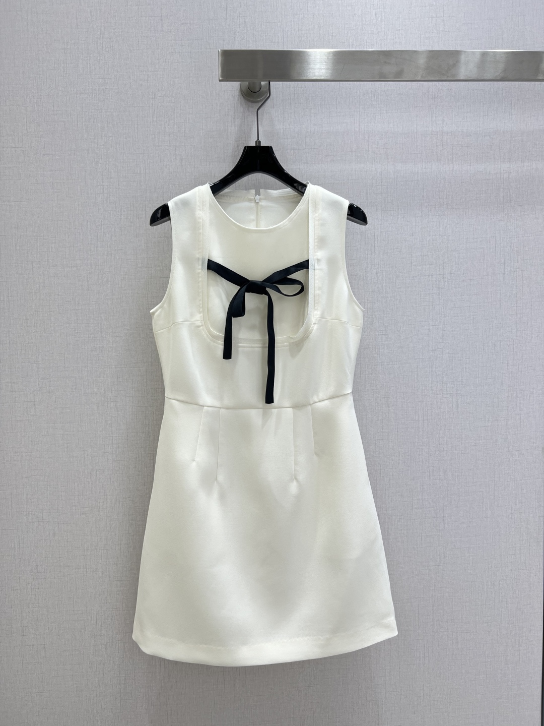 NO:715374,Highly recommended 26 early spring new style bow sleeveless vest dress. Highly customized fabric. The three-dimensional texture is very exquisite. The heart-warming little fragrance. The butterfly is very exquisite. The French lady style upper body has a noble temperament. A must-have for rich families. One color SML code. High quality ABC,,skirts,19860909强烈推荐 26早春新款 蝴蝶结无袖背心连衣裙 高定制面料 立体肌理感很精致 令人心动的小香风 蝴蝶非常精美 法式名媛风上身自带高贵气质 富家千金必备 一个色 SML码 高品质ABC,,skirts,,Women's clothing