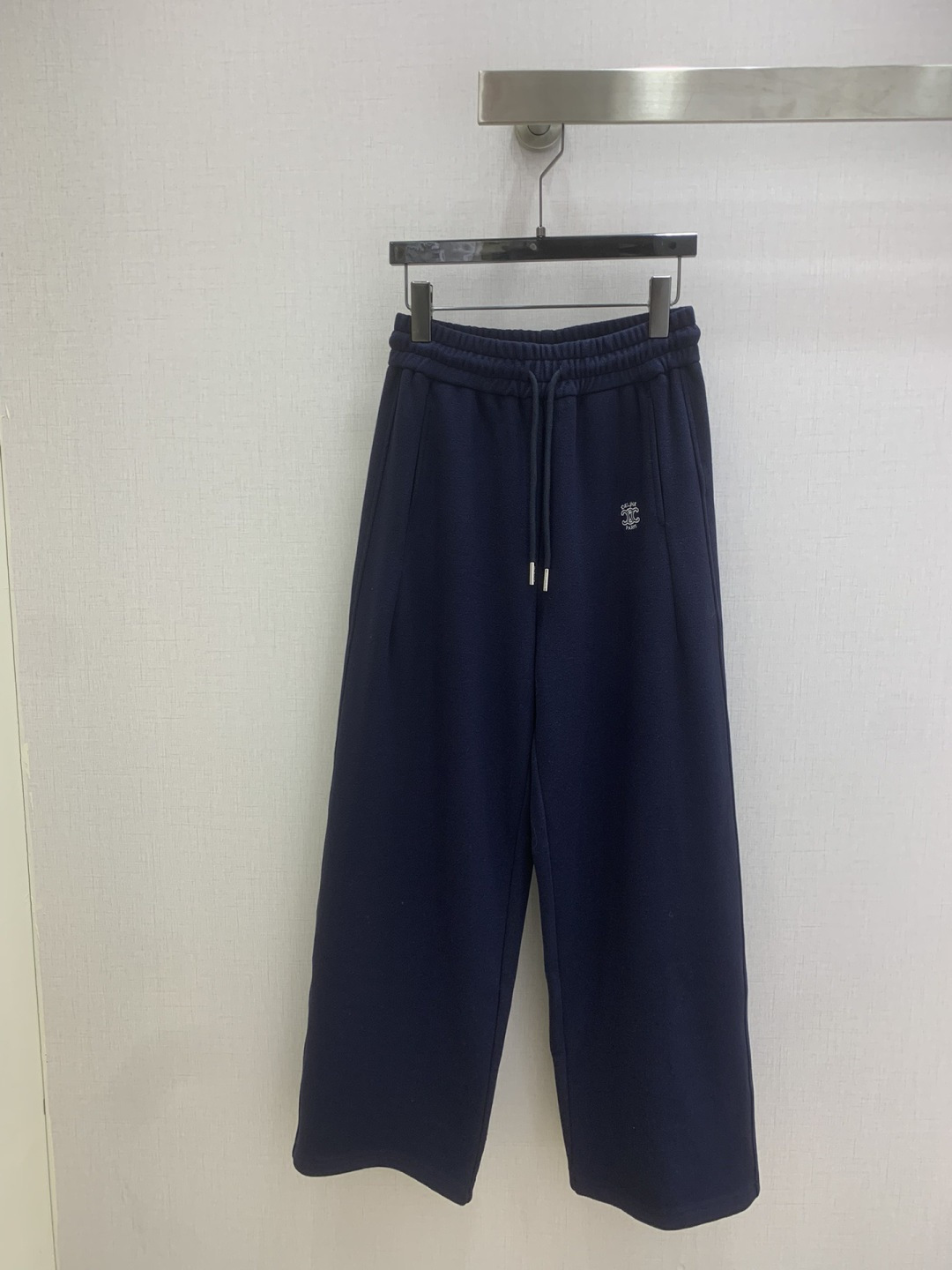 NO:715990,Highly recommended 26 early spring new Arc de Triomphe embroidered drawstring trousers. Both colors are excellent. Not picky about body shape requirements. The upper body is particularly great!  The style of matching is also very versatile. Exquisite advanced customization. The texture of the fabric is awesome. Retro and elegant. The upper body is cool and handsome, age-reducing and fashionable. Two colors. SML code. High quality AB,,19860909强烈推荐 26早春新款 凯旋门刺绣抽绳长裤 两色都很优秀 不挑剔身形要求 上身特别赞！搭配的风格也很通吃 精致高级定制 富有肌理感的面料质感超赞 复古优雅 上身酷帅减龄时髦精 两个色 SML码 高品质AB,,,Women's clothing