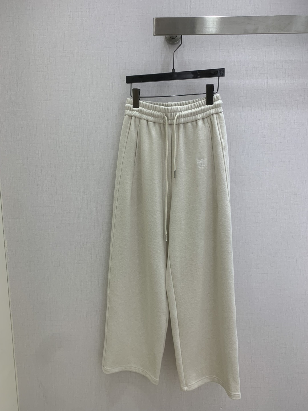 NO:715994,Highly recommended 26 early spring new Arc de Triomphe embroidered drawstring trousers. Both colors are excellent. Not picky about body shape requirements. The upper body is particularly great!  The style of matching is also very versatile. Exquisite advanced customization. The texture of the fabric is awesome. Retro and elegant. The upper body is cool and handsome, age-reducing and fashionable. Two colors. SML code. High quality AB,,19860909强烈推荐 26早春新款 凯旋门刺绣抽绳长裤 两色都很优秀 不挑剔身形要求 上身特别赞！搭配的风格也很通吃 精致高级定制 富有肌理感的面料质感超赞 复古优雅 上身酷帅减龄时髦精 两个色 SML码 高品质AB,,,Women's clothing