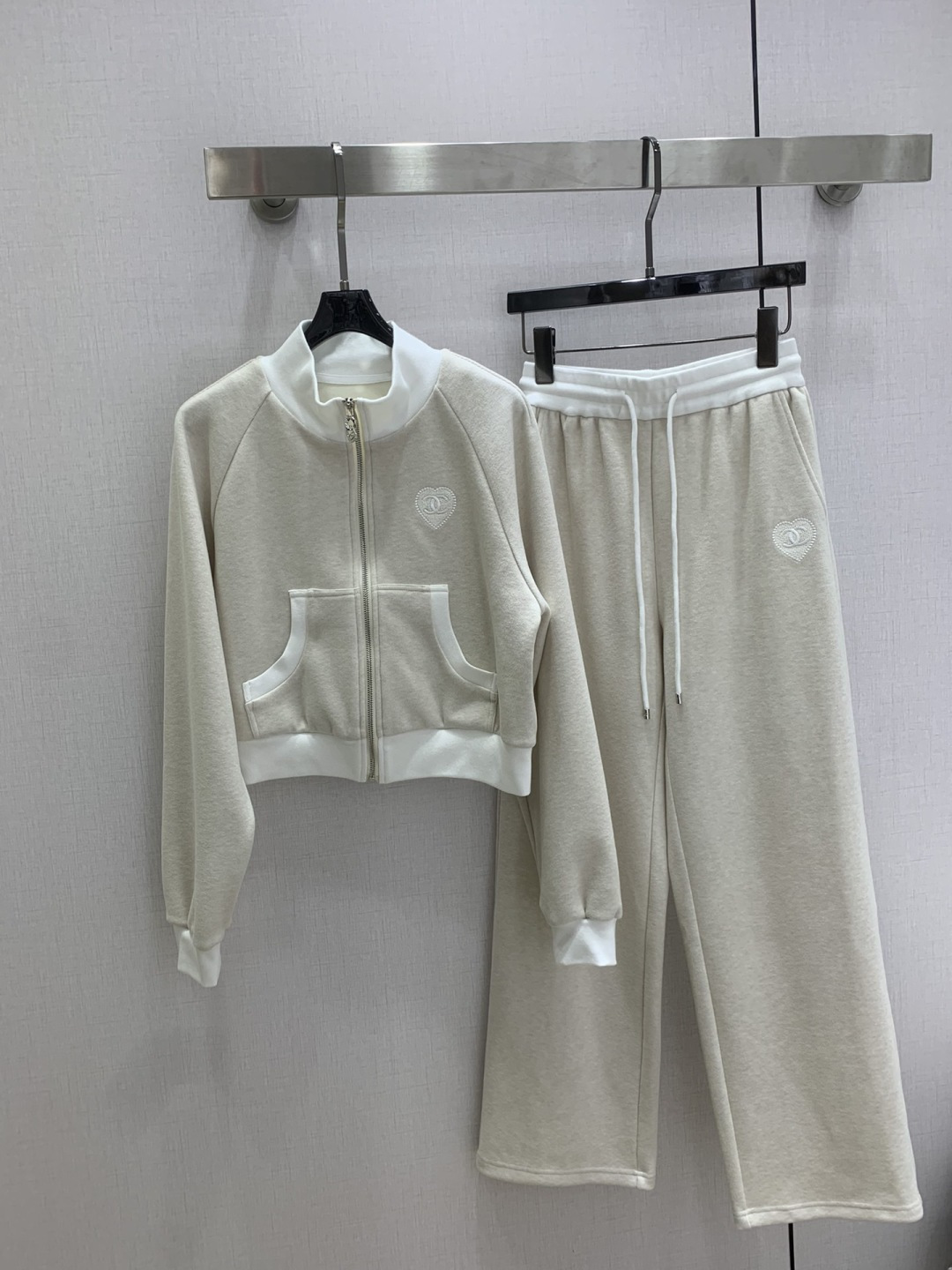 NO:715998,Highly recommended 26 early spring new color contrasting love sweatshirt set. There is no reason to refuse it. It has a cool style and is OK for daily commuting, regardless of the occasion. The design is unique, the layering is richer, and the small details are a plus. Two colors SML code, high quality AB, hoodie, sweatshirts,19860909强烈推荐 26早春新款 撞色爱心卫衣套装 没有理由可以拒绝它.可A可飒的风格,日常通勤穿什么的都是很OK的,不挑场合的.设计独特 层次感更加丰富,满满小细节太加分了 两个色 SML码 高品质AB,,hoodie,sweatshirts,,Women's clothing