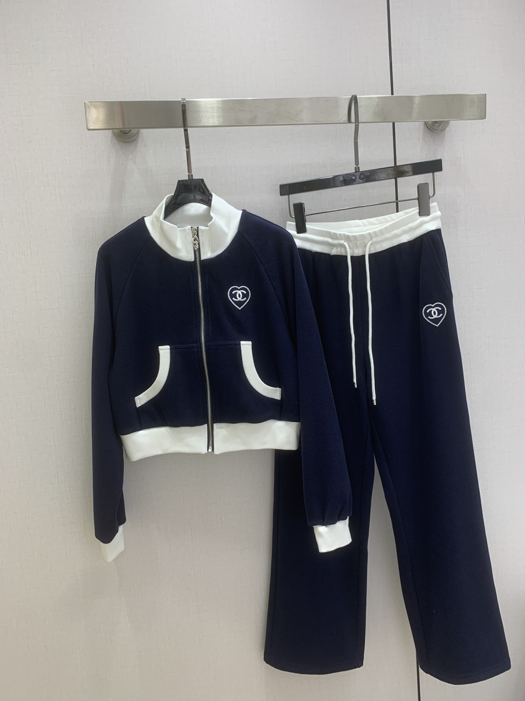 NO:716002,Highly recommended 26 early spring new color contrasting love sweatshirt set. There is no reason to refuse it. It has a cool style and is OK for daily commuting, regardless of the occasion. The design is unique, the layering is richer, and the small details are a plus. Two colors SML code, high quality AB, hoodie, sweatshirts,19860909强烈推荐 26早春新款 撞色爱心卫衣套装 没有理由可以拒绝它.可A可飒的风格,日常通勤穿什么的都是很OK的,不挑场合的.设计独特 层次感更加丰富,满满小细节太加分了 两个色 SML码 高品质AB,,hoodie,sweatshirts,,Women's clothing