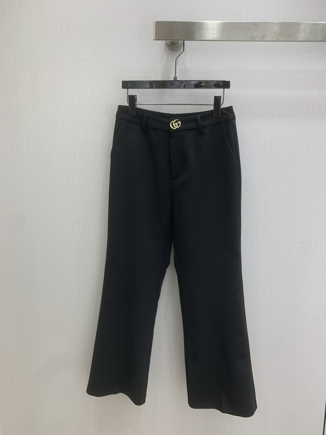 NO:716369,Highly recommended for the early spring of 26. Hardware double G Western straight trousers. Simple and elegant trousers. Very high-end imported texture. Pay close attention to the details. The color is super correct and the upper body is very cool. Clean and classy. It enhances the temperament~~ It is completely in accordance with the level of high-end ready-to-wear. It is impossible not to love it. A must-have for temperament girls. Two colors, SMLXL code, high quality ABC,,19860909强烈推荐 26早春新款 五金双G西直筒长裤 简洁大气的西裤 非常高级的进口质地 仔细看细节 颜色超正上身非常飒爽 干净有品 提气质~~完全按照高定成衣水准 无法不爱 气质MM必入 两个色 SMLXL码 高品质ABC,,,Women's clothing