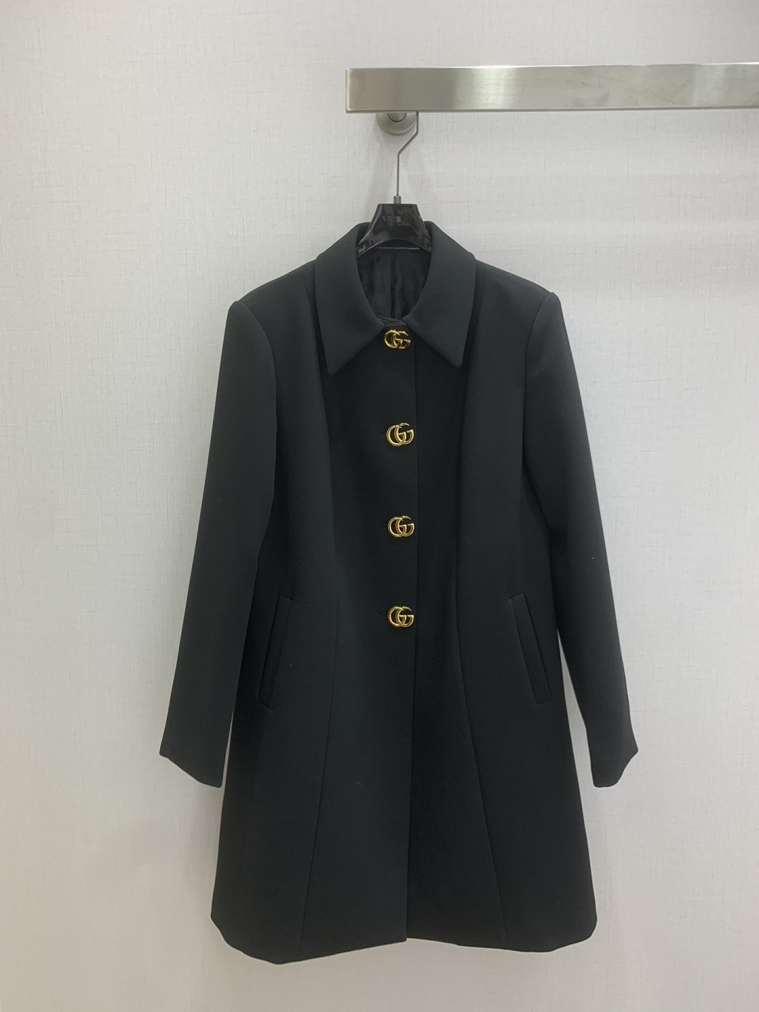 NO:716375,Highly recommended for early spring 26, long coat with lapel hardware, jacquard lining, classic shape. I fell in love with it at first sight. The pattern design can well modify the neck line, and the upper body temperament is immediately improved. Customized buttons, the pattern is very beautiful on the upper body, and the color is super white. Two colors. SMLXL code. High quality ABC, jackets & coats,19860909强烈推荐 26早春新款 翻领五金长款大衣外套 提花里衬 经典造型 一眼就爱上了,版型设计能很好的修饰颈部线条,上身气质立马提升,定制纽扣,版型上身巨好看,颜色超显白 两个色 SMLXL码 高品质ABC,,jackets & coats,,Women's clothing