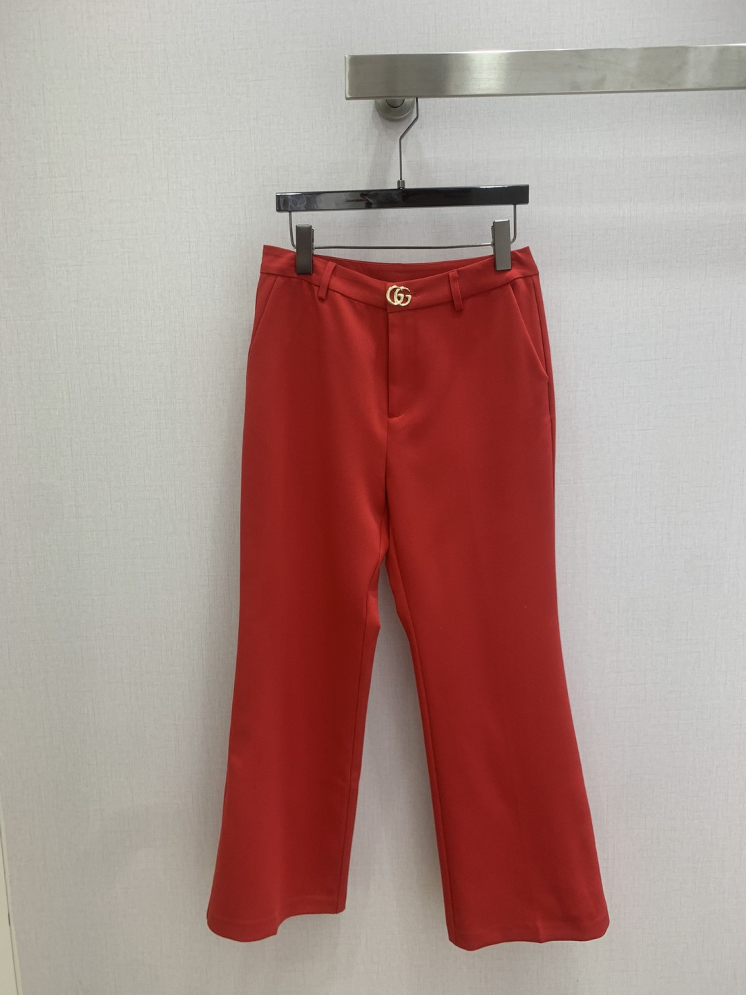 NO:716399,Highly recommended for the early spring of 26. Hardware double G Western straight trousers. Simple and elegant trousers. Very high-end imported texture. Pay close attention to the details. The color is super correct and the upper body is very cool. Clean and classy. It enhances the temperament~~ It is completely in accordance with the level of high-end ready-to-wear. It is impossible not to love it. A must-have for temperament girls. Two colors, SMLXL code, high quality ABC,,19860909强烈推荐 26早春新款 五金双G西直筒长裤 简洁大气的西裤 非常高级的进口质地 仔细看细节 颜色超正上身非常飒爽 干净有品 提气质~~完全按照高定成衣水准 无法不爱 气质MM必入 两个色 SMLXL码 高品质ABC,,,Women's clothing